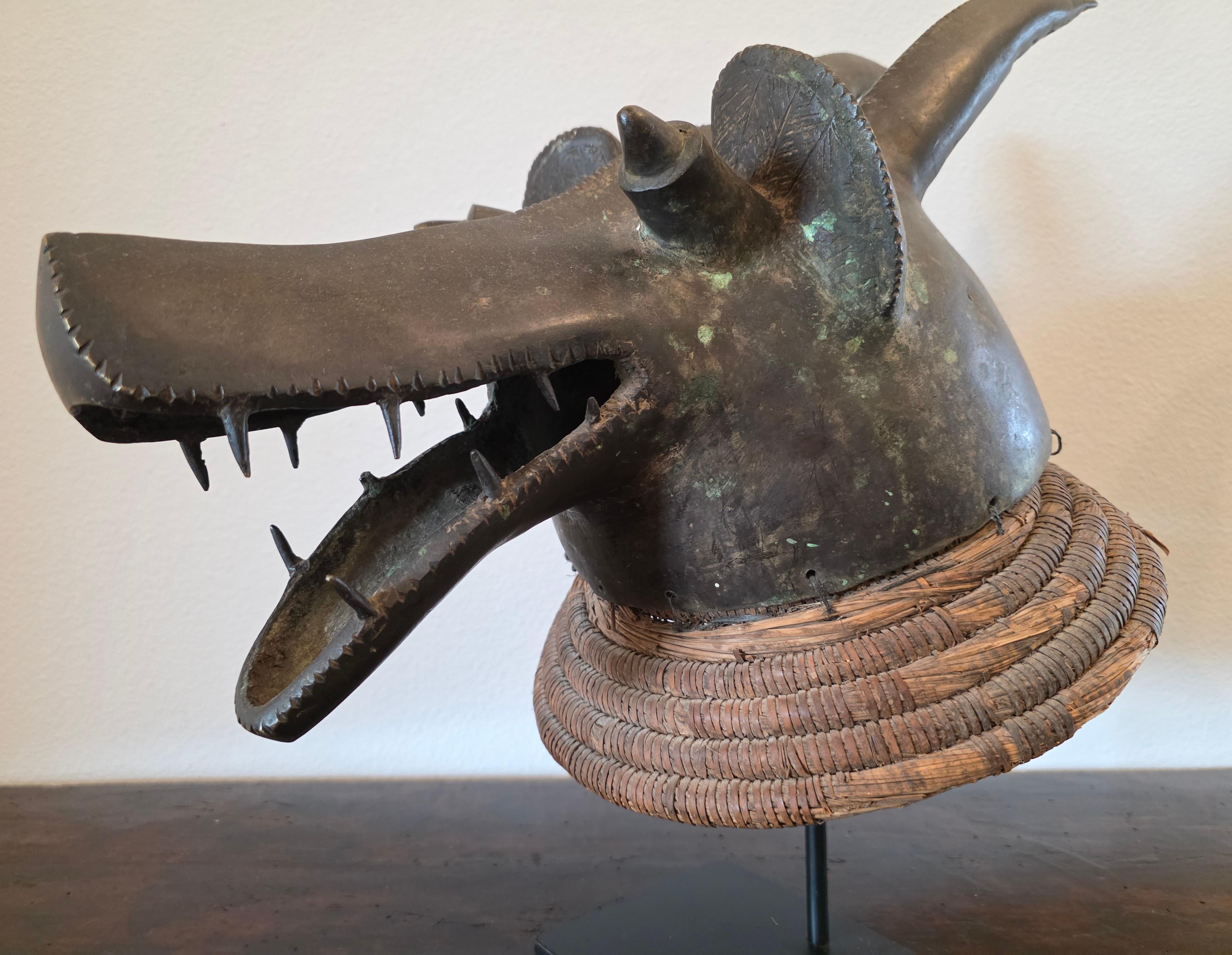 Máscara Africana Mambila de Bronce con Cabeza de Perro Suaga - Escultura Tribal Art en venta 2
