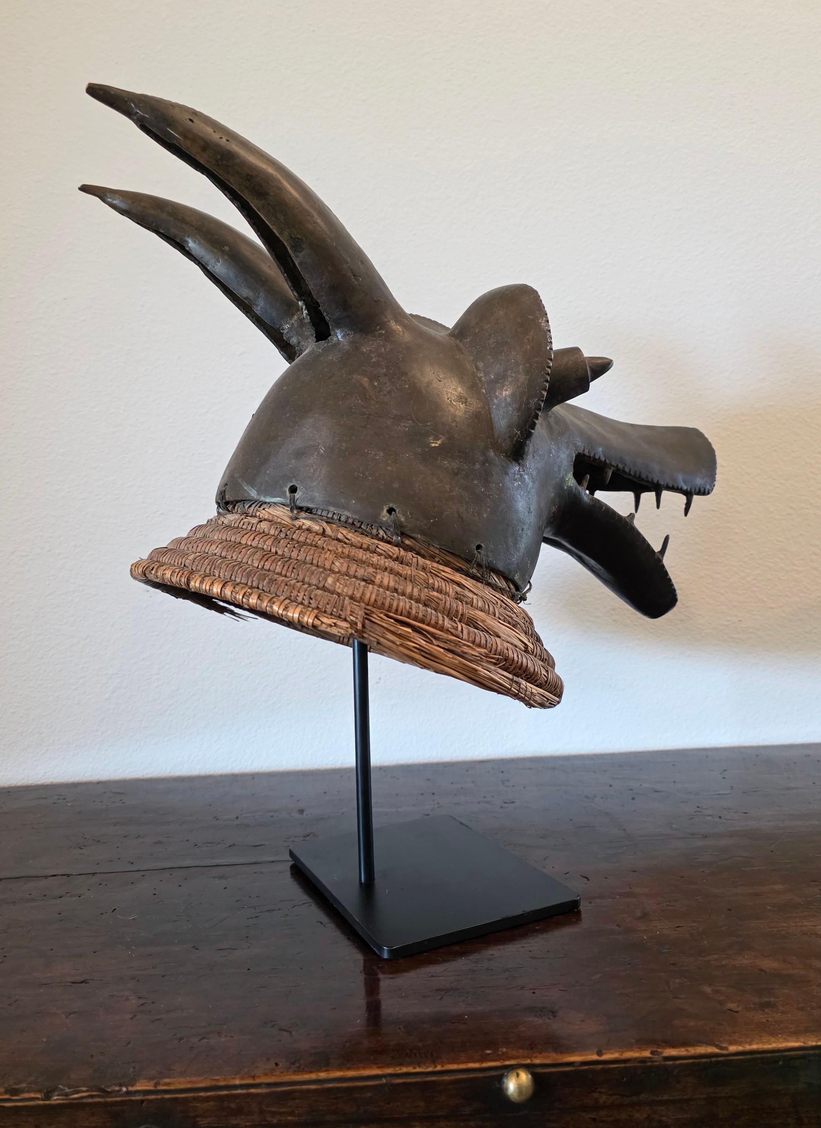 M�áscara Africana Mambila de Bronce con Cabeza de Perro Suaga - Escultura Tribal Art en venta 3