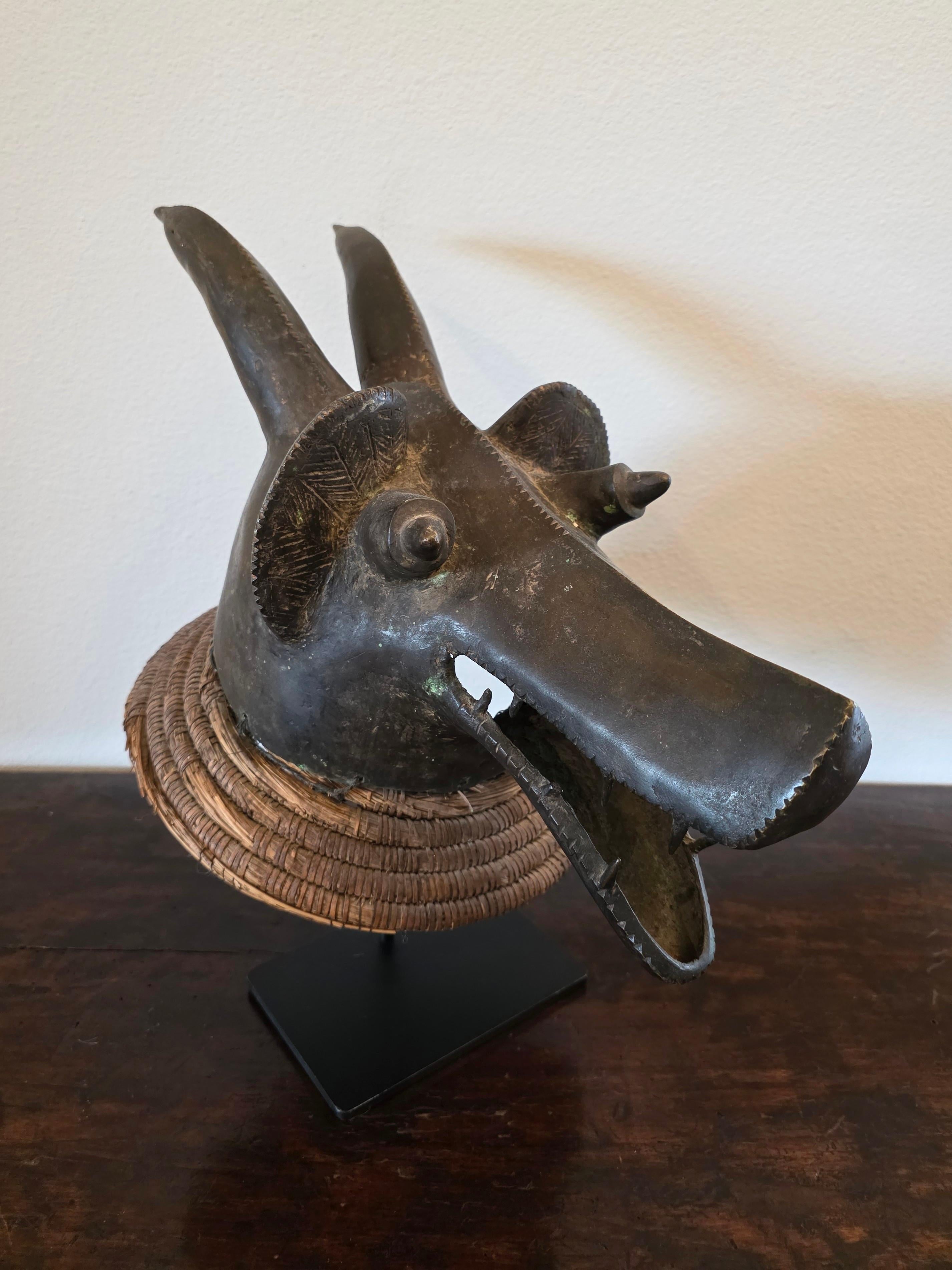 Máscara Africana Mambila de Bronce con Cabeza de Perro Suaga - Escultura Tribal Art en venta 4