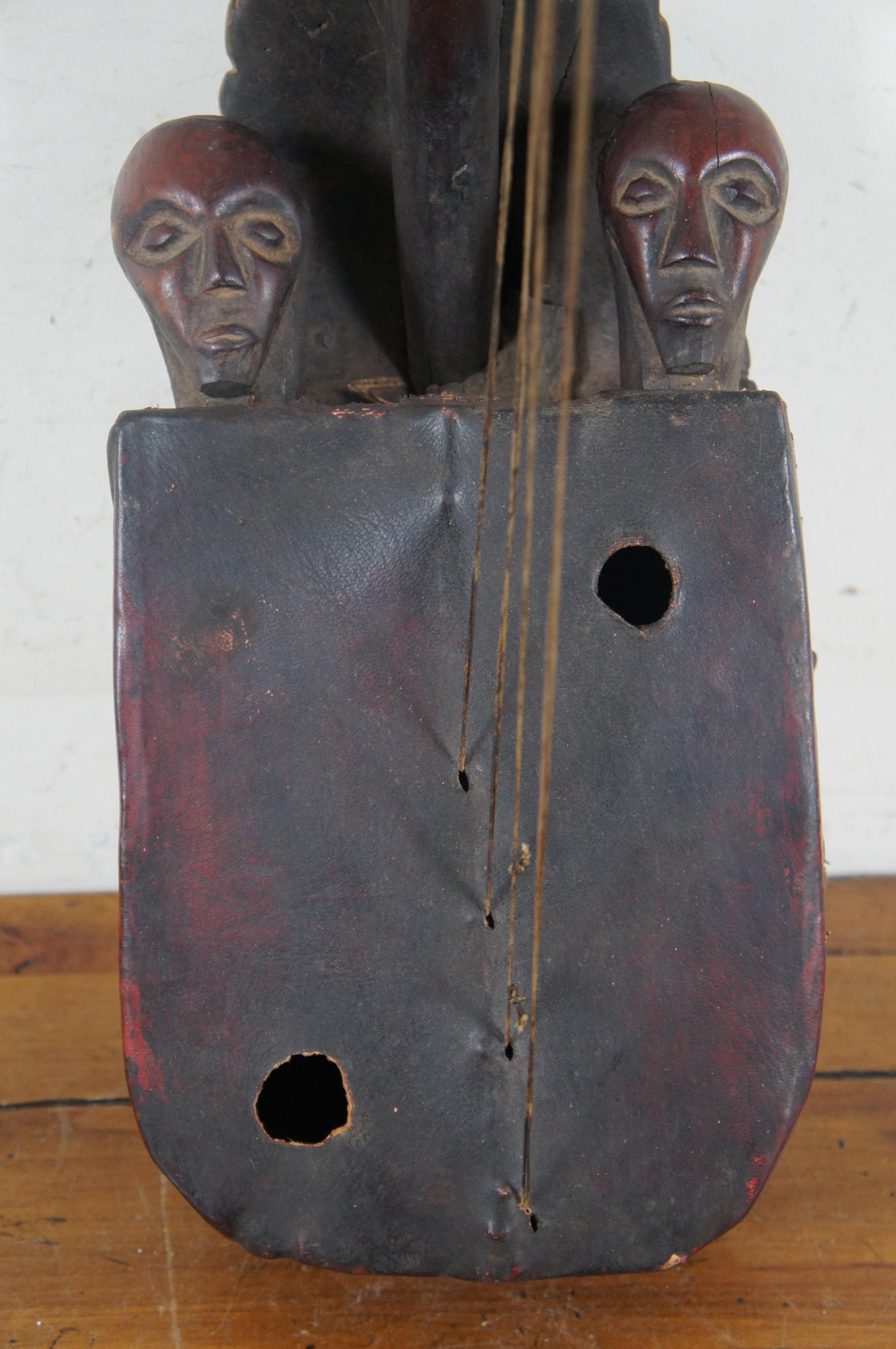Tribal Instrument Domu africain Mangbetu sculpté de fertilité avec nœud papillon, 27 po. en vente