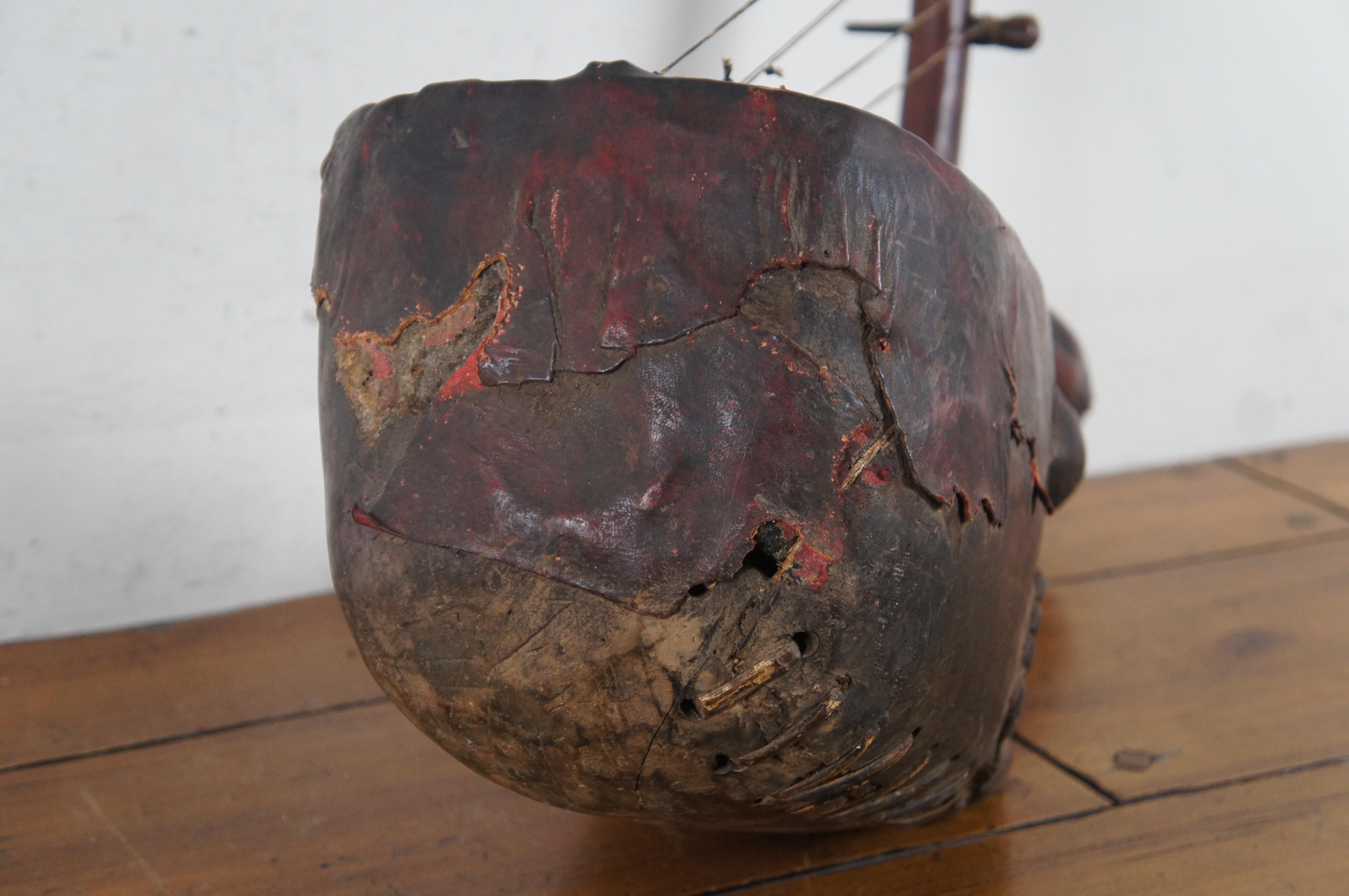 Instrument Domu africain Mangbetu sculpté de fertilité avec nœud papillon, 27 po. Bon état - En vente à Dayton, OH