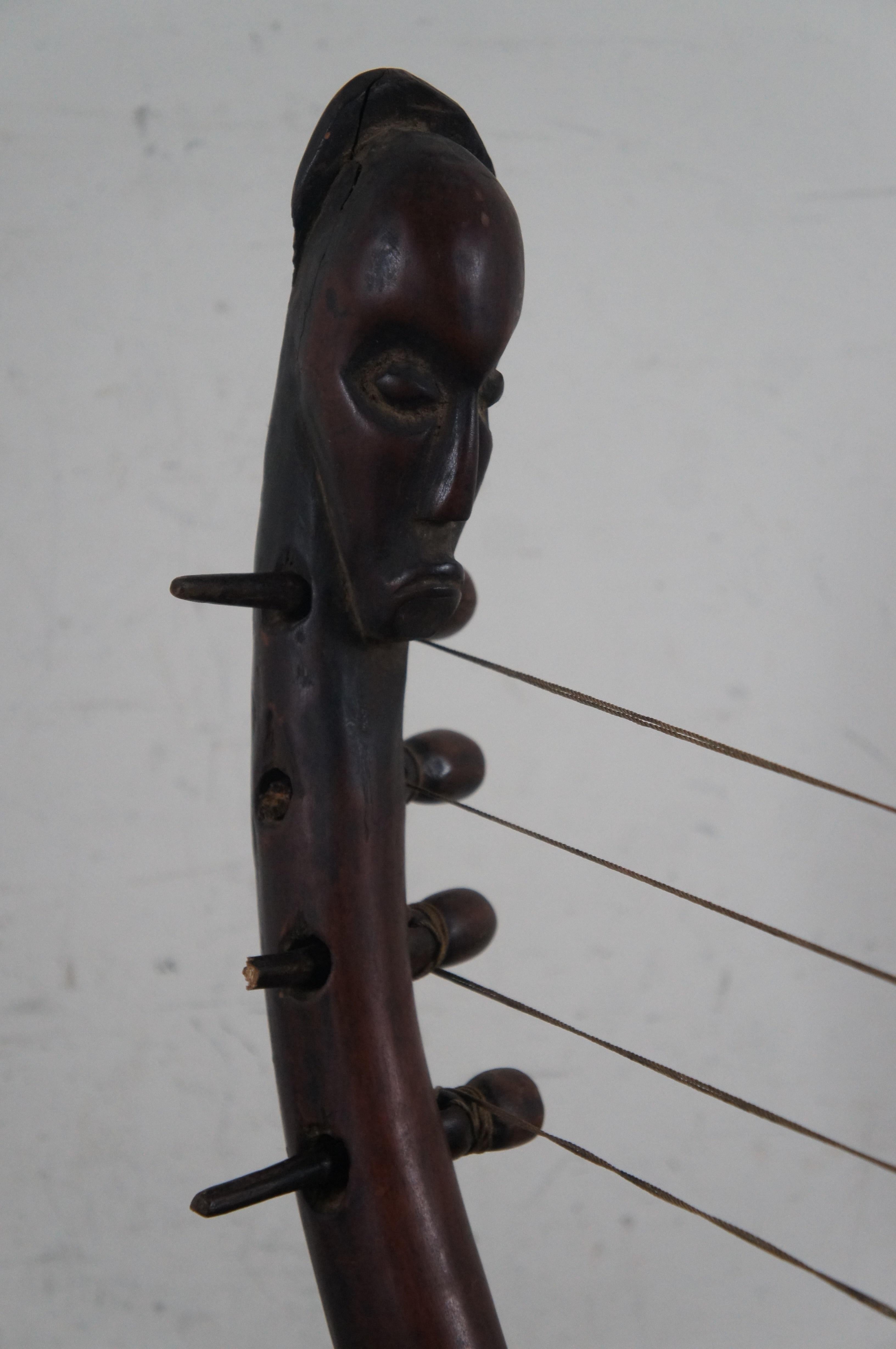 Cuir Instrument Domu africain Mangbetu sculpté de fertilité avec nœud papillon, 27 po. en vente