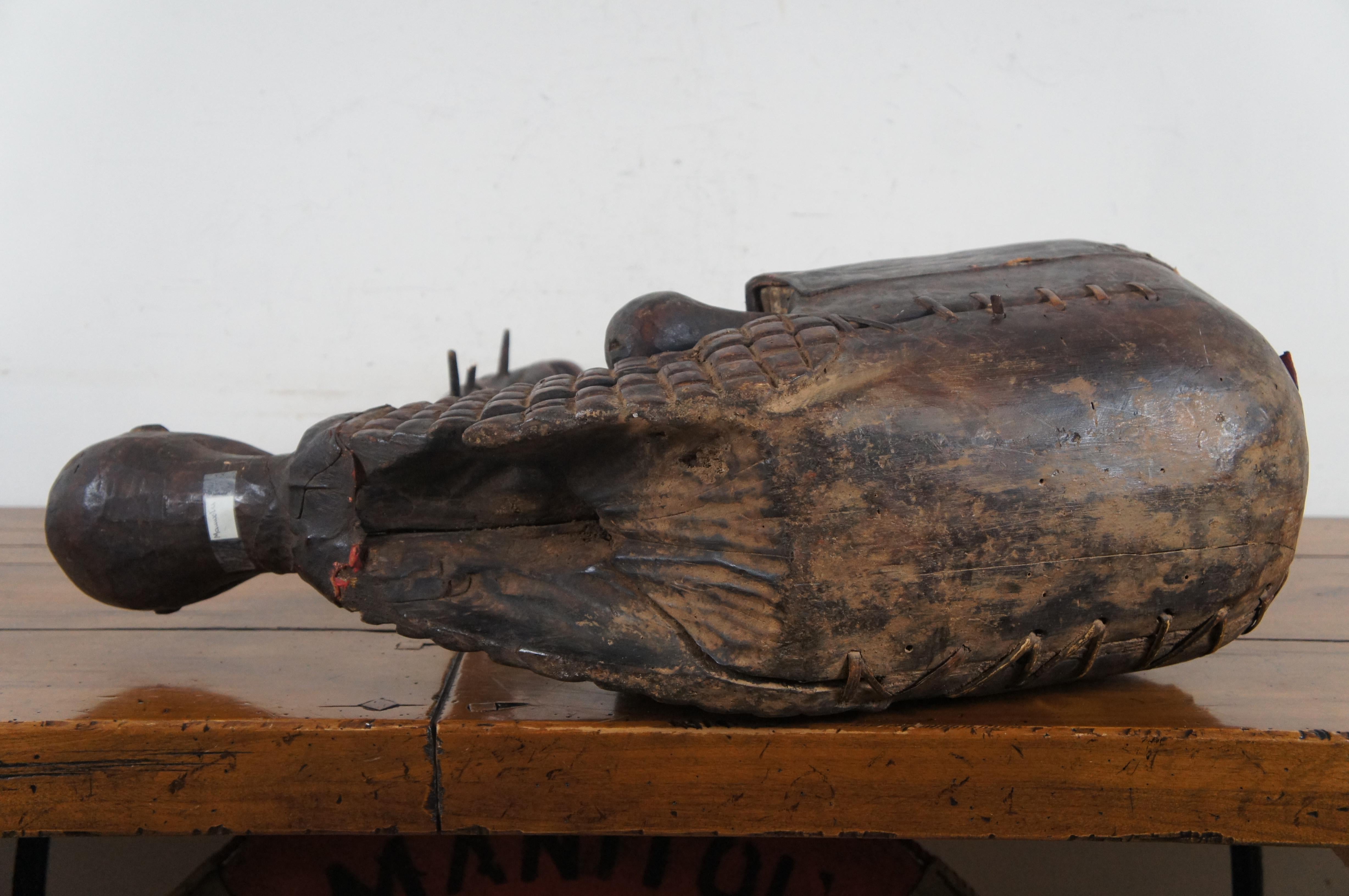 Instrument Domu africain Mangbetu sculpté de fertilité avec nœud papillon, 27 po. en vente 2