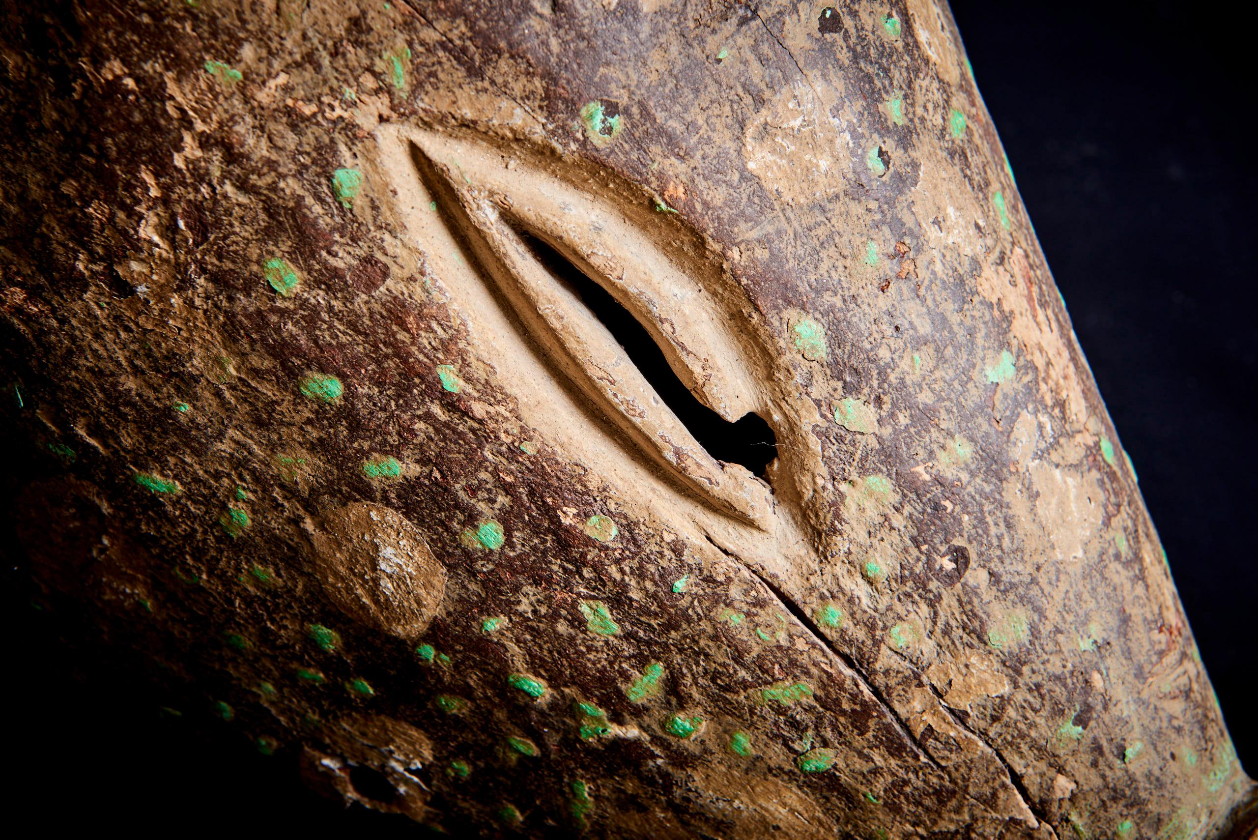Maschera africana in legno dipinta a mano, Angola, XX secolo.