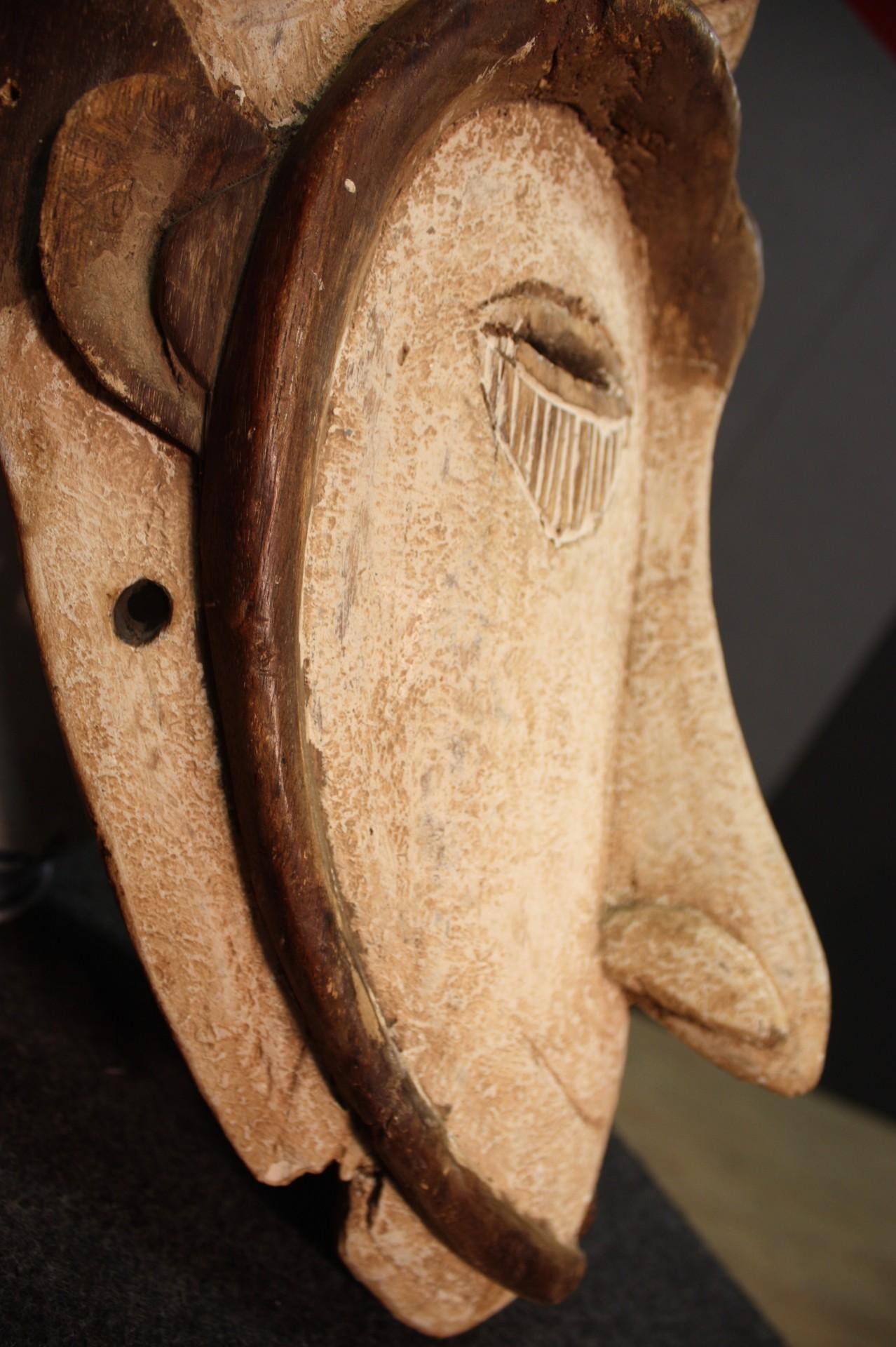 African mask from the early 20th century. Object carved in wood, hand painted from a complete collection of 9 pieces of rare availability from all over the world. Item in good condition, with some small signs of aging.
