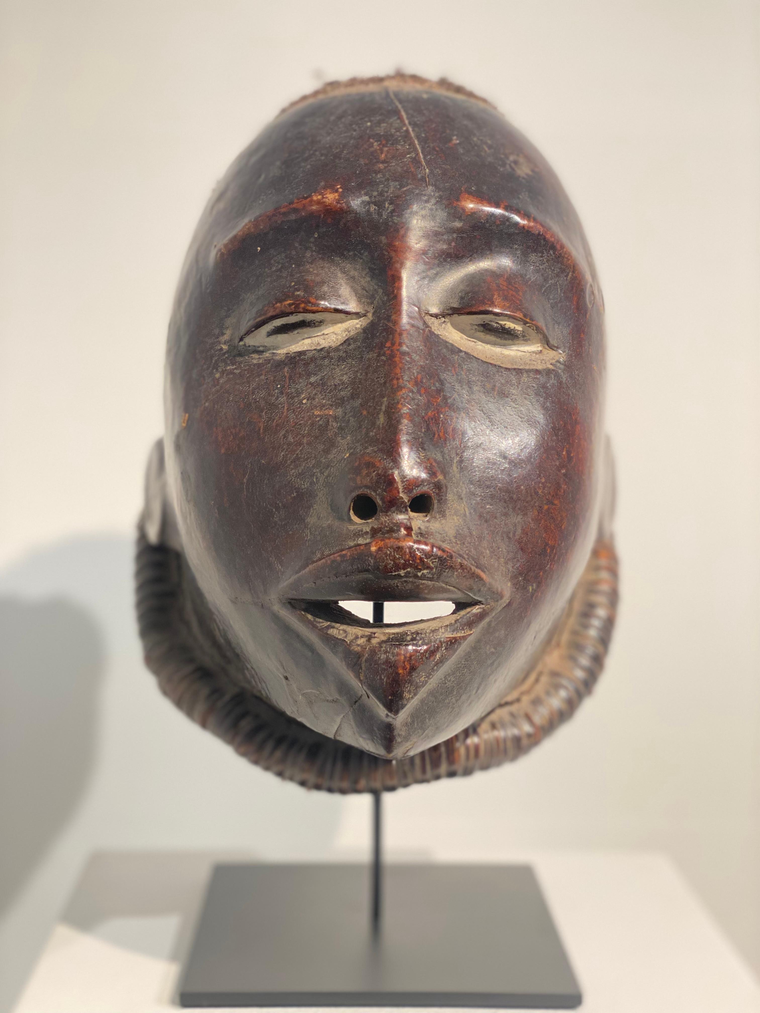 Magnifique masque africain du Mozambique,
Tribu Makonde, vers 1965,
le masque présente une patine ancienne et une brillance exceptionnelles,
en bois, en peau d'animal et en air humain,
puissant objet de collection