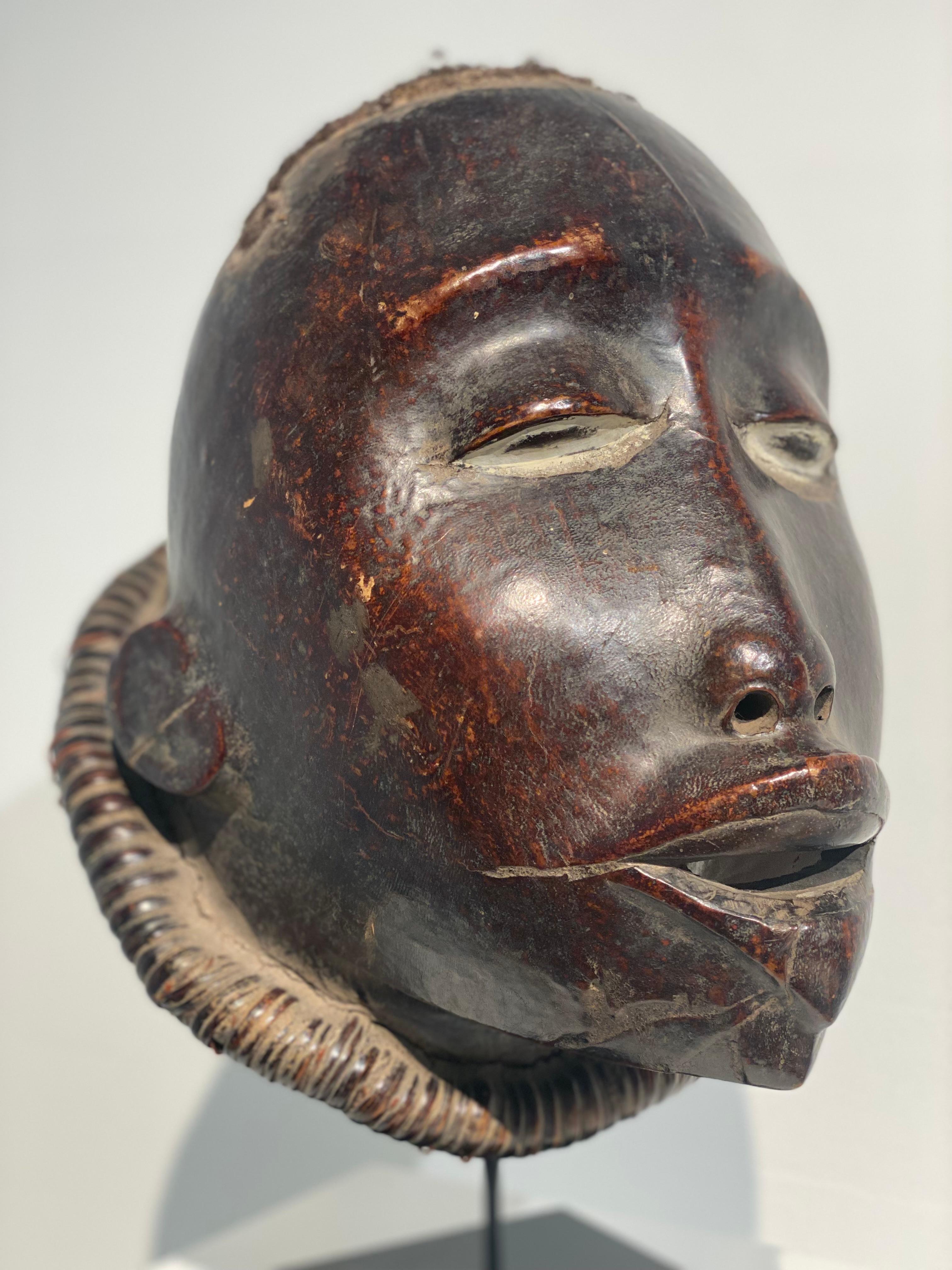 Afrikanische Maske Makonde (Patiniert) im Angebot