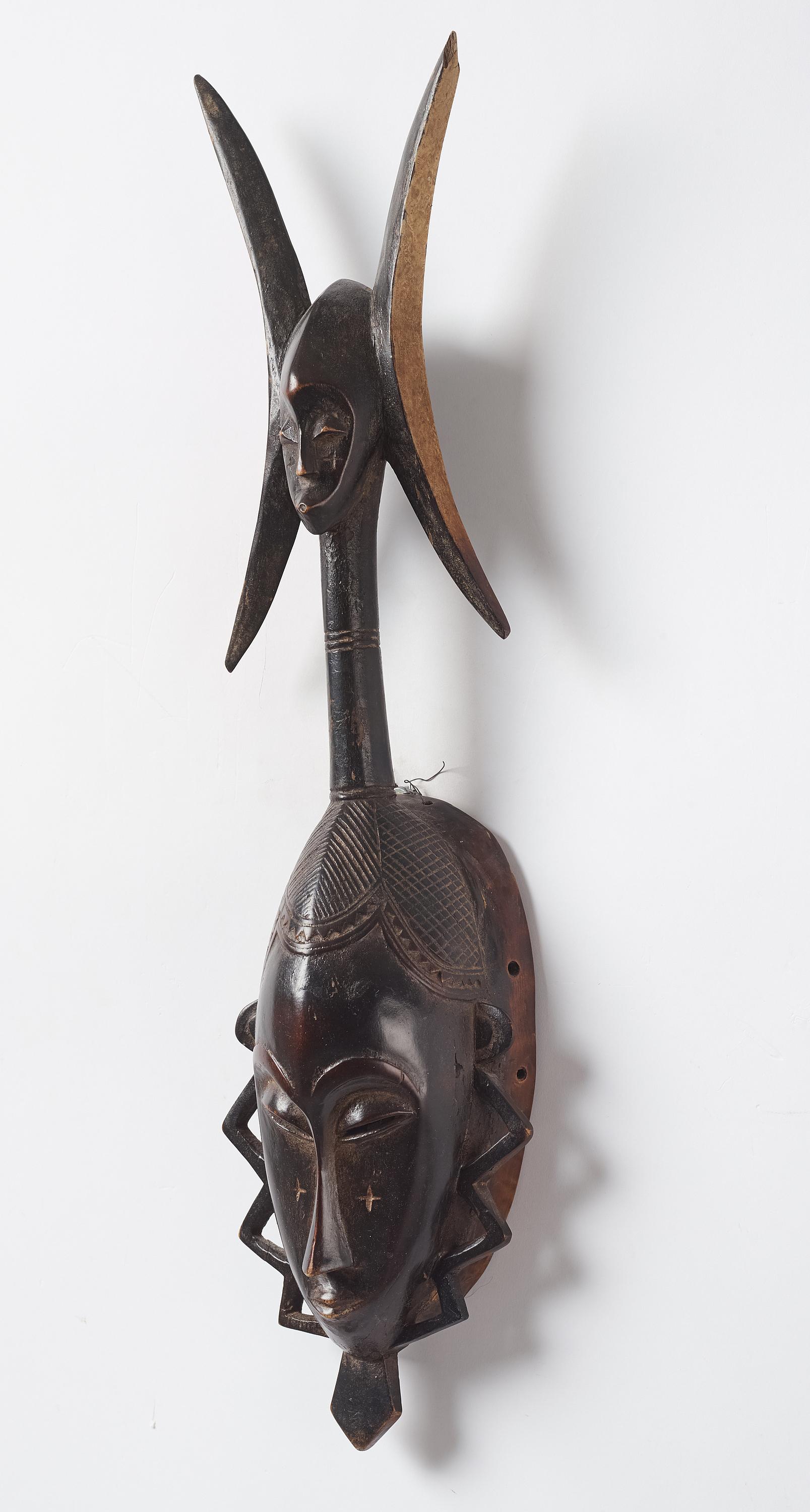 Masque africain de Yaure  tribu en Côte d'Ivoire Vers 1950. Belle patine sombre.
Collection privée suédoise, des années 1980 puis héritée au sein de la famille.
L'art de la tribu Yaure est réputé pour sa délicatesse et son raffinement. Ce superbe