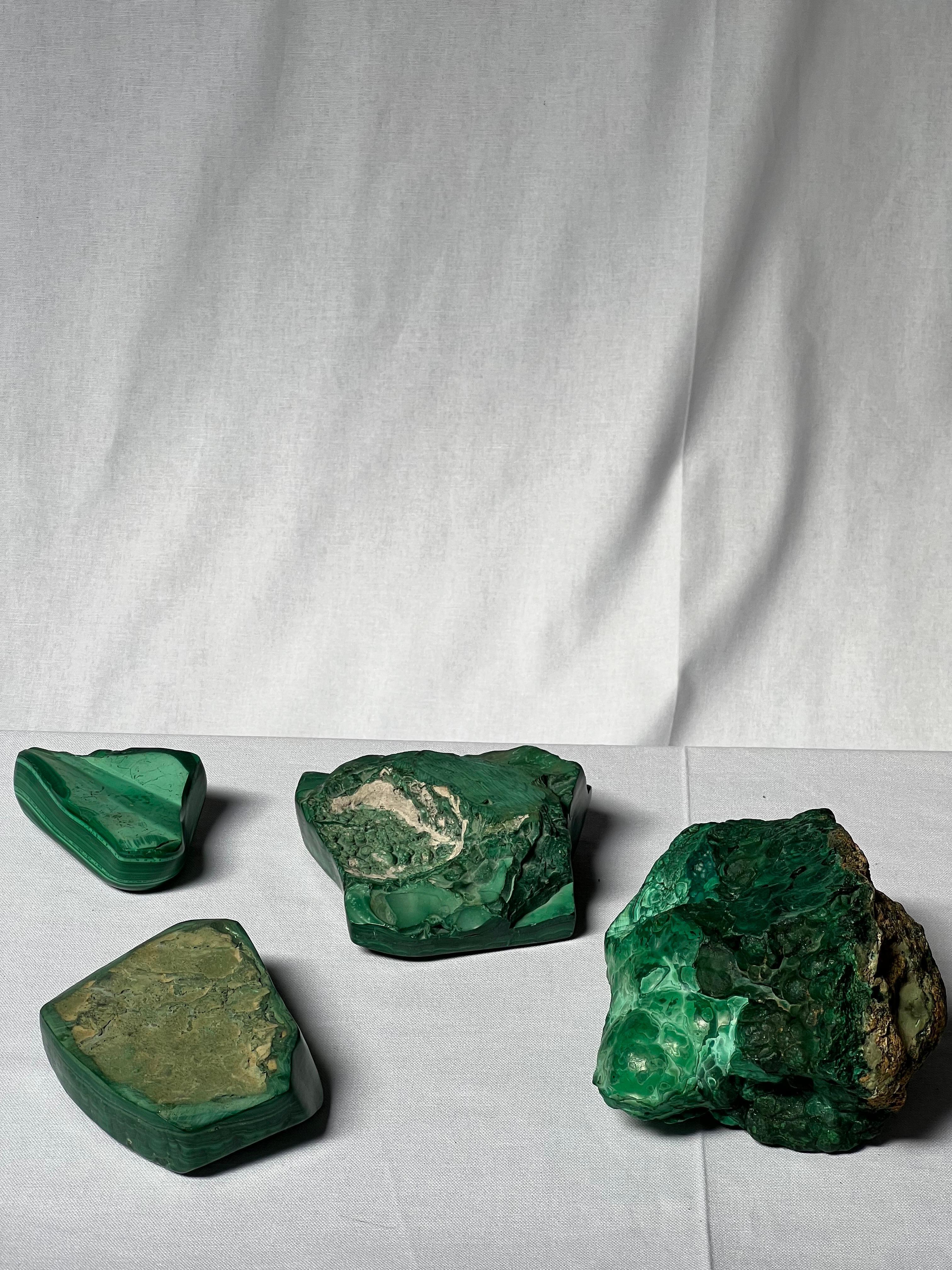 Fatto a mano Malachite massiccia africana scolpita a mano Posacenere minerale verde naturale in rame in vendita