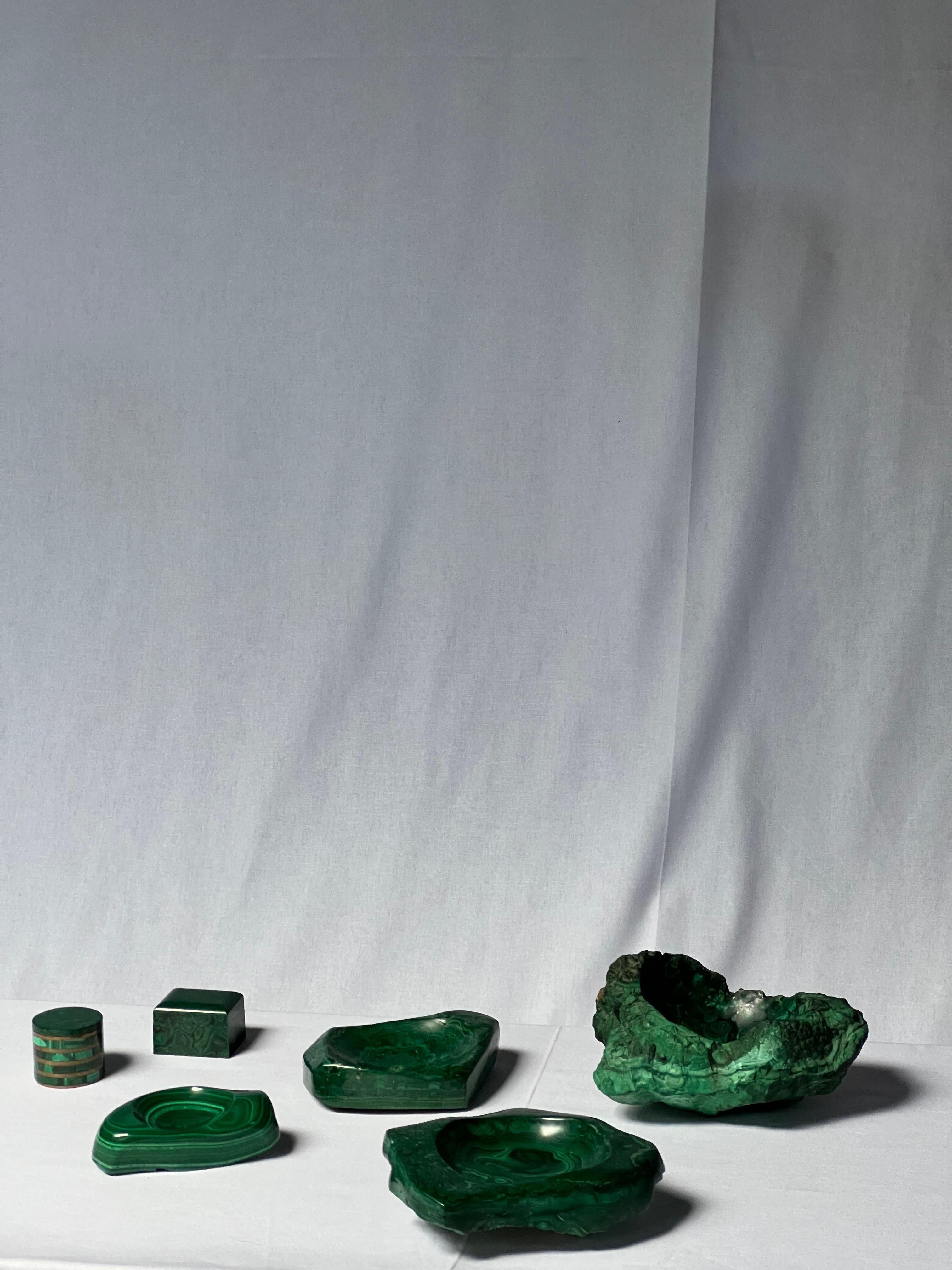 Afrikanischer, handgeschnitzter Aschenbecher aus massivem Malachit aus Stein, natürlichem, grünem, mineralischem Kupfer (Handgefertigt) im Angebot