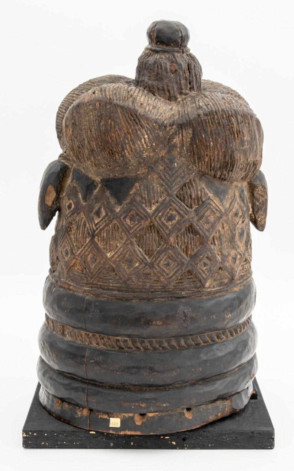 Intagliato a mano Maschera casco africano in legno intagliato Mende in vendita