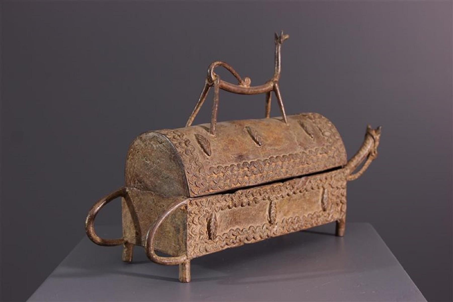 African Mid-Century Bronze Box with Allegorical Decorative Motivs, Mali 1960s 2