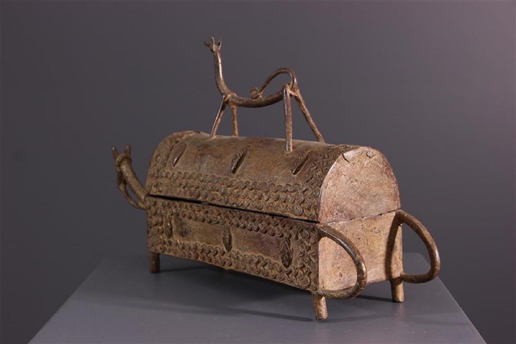 African Mid-Century Bronze Box with Allegorical Decorative Motivs, Mali 1960s 3