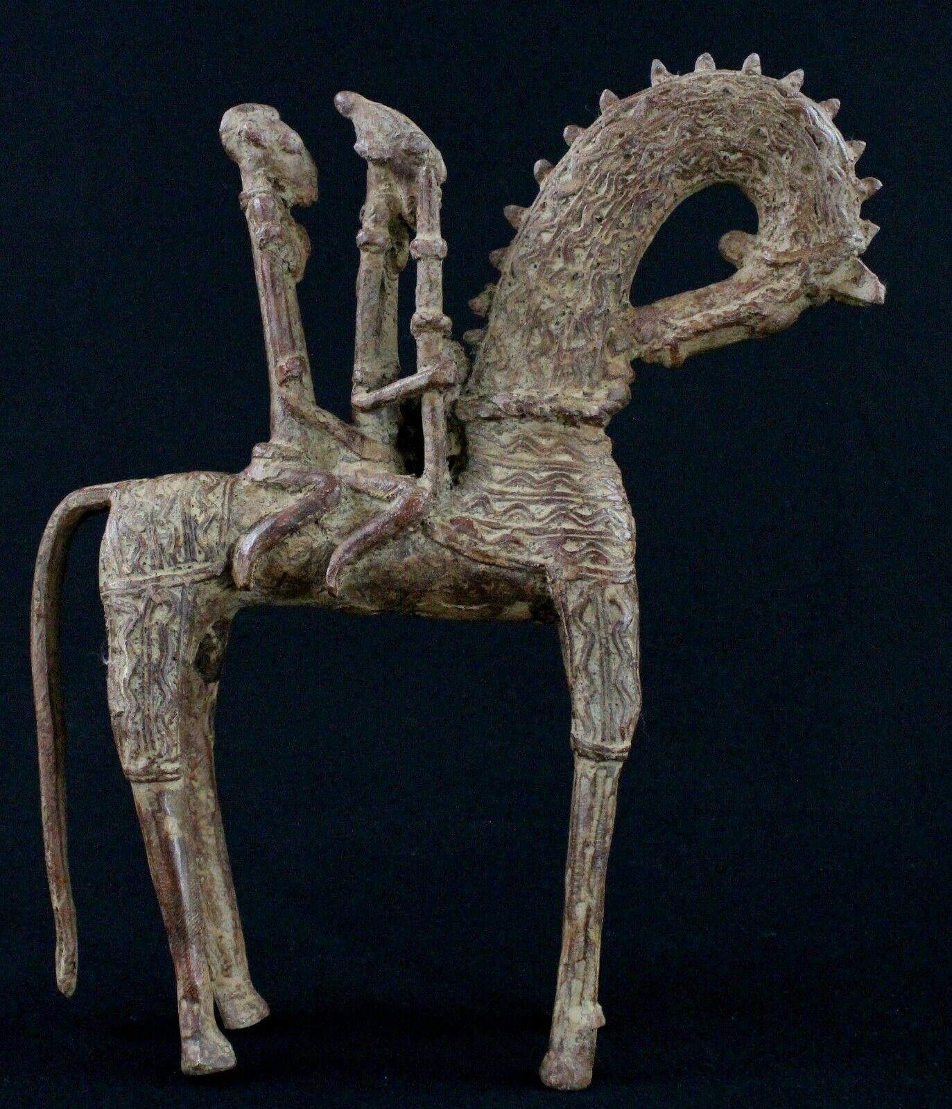 Pair of horsemen in bronze from Mali of the Dogon ethnic group. Beautiful volume for this charming piece of large size. Brown patina with numerous nuances. 
2 Armed riders sitting upright on an elegant horse. The horse shows its long and ornate