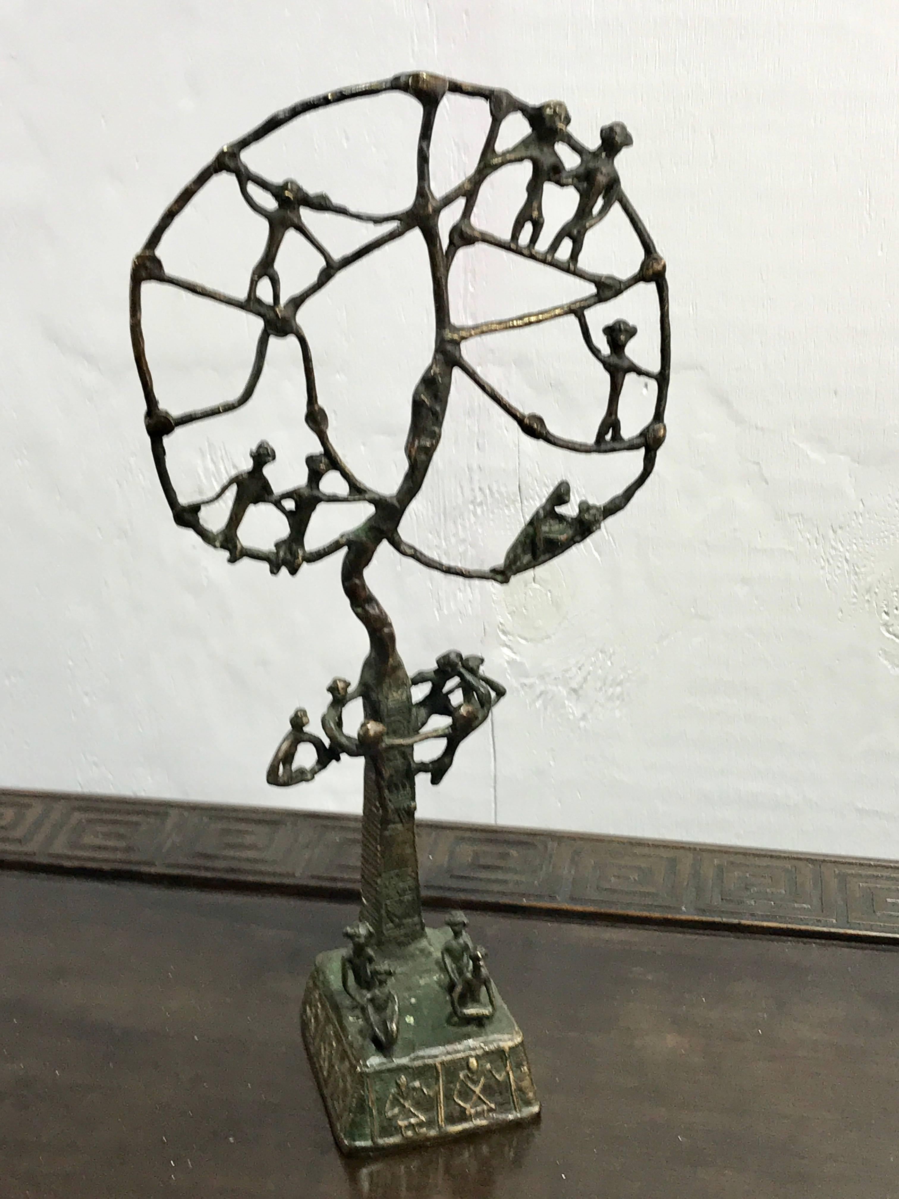 Africain Sculpture africaine en bronze « arbre de singe » en vente