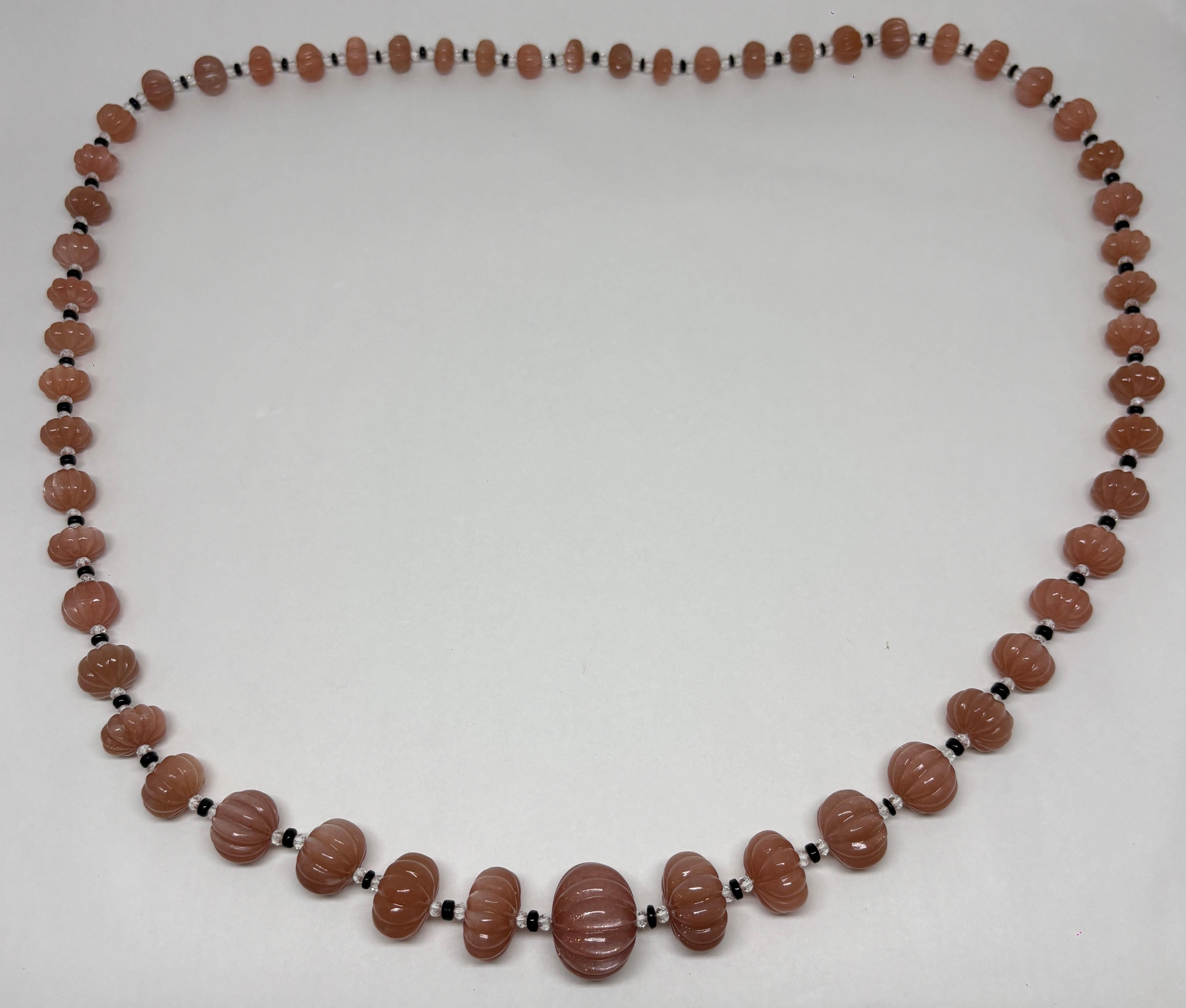 Eleva il tuo stile con questa splendida collana di 36 pollici, realizzata con lucenti perle di pietra di luna africana, abbinate a un profondo onice nero e a cristalli scintillanti. 

Conosciuta per la sua energia calmante e intuitiva, la pietra di