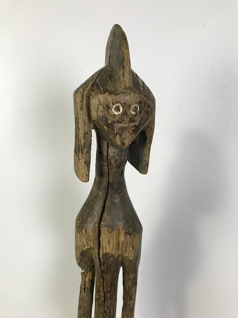 Eine geschnitzte Iagalagana-Figur aus Holz vom Volk der Mumuye in Nigeria. Diese Figuren dienten als Wächter und wurden oft zum persönlichen Schutz ihrer Besitzer angefertigt. Sie dienten auch als persönliche Vertrauensperson in schwierigen Zeiten