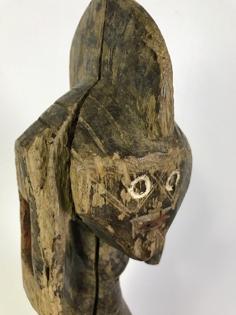 Afrikanische geschnitzte Iagalagana-Tüllfigur aus Mumuyeholz auf einem Ständer (Holz) im Angebot