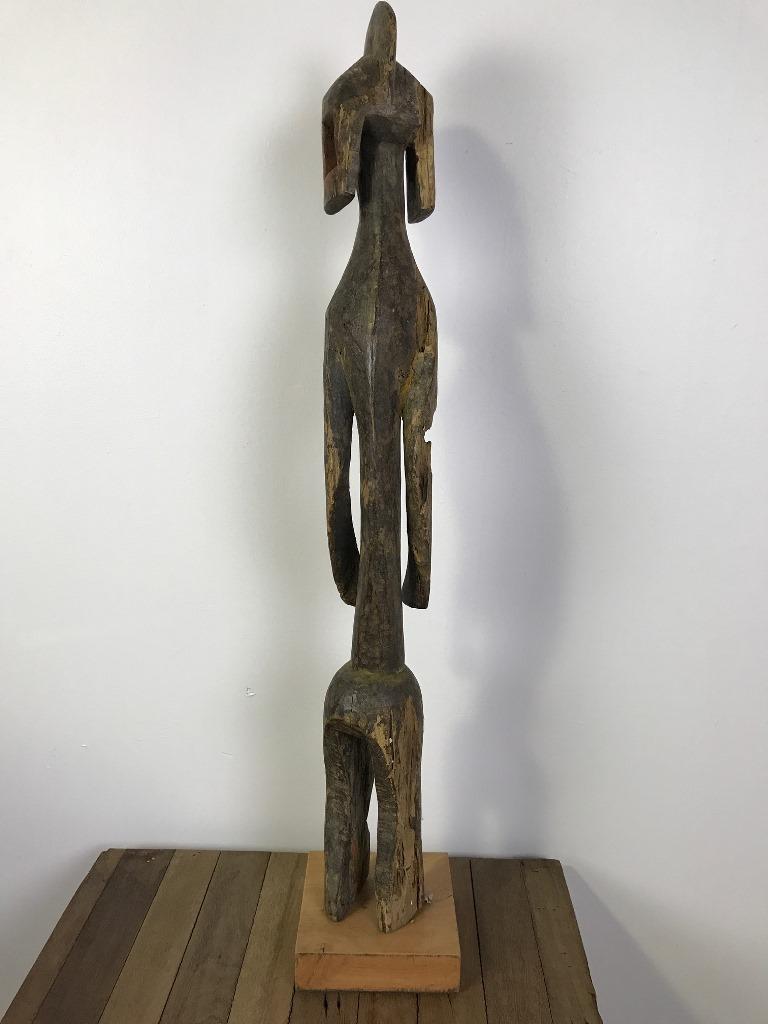 Afrikanische geschnitzte Iagalagana-Tüllfigur aus Mumuyeholz auf einem Ständer im Angebot 1