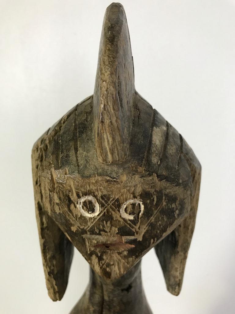 Afrikanische geschnitzte Iagalagana-Tüllfigur aus Mumuyeholz auf einem Ständer im Angebot 2