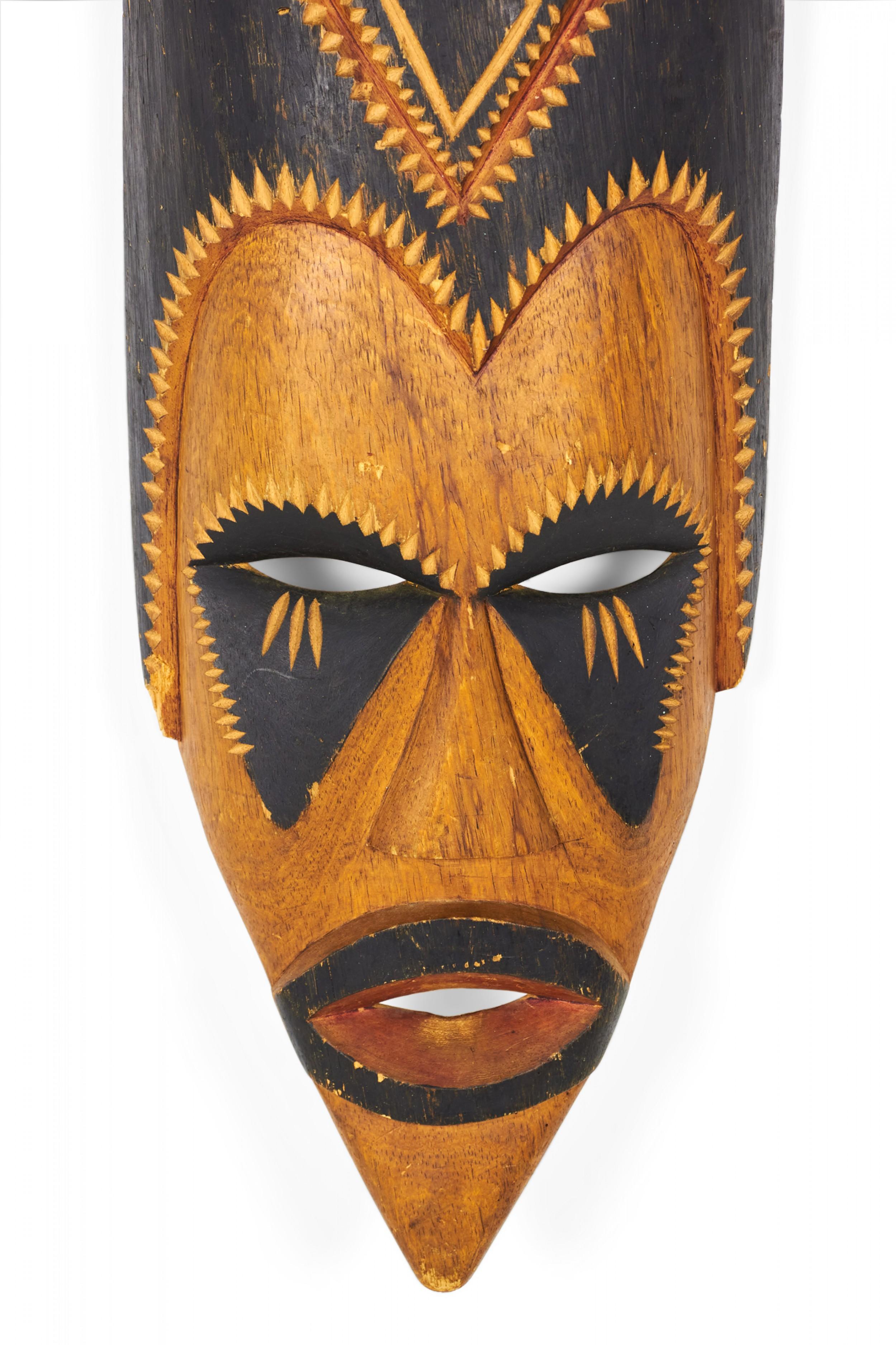Tribal Masque en bois allongé sculpté africain namibien Ovambo en vente