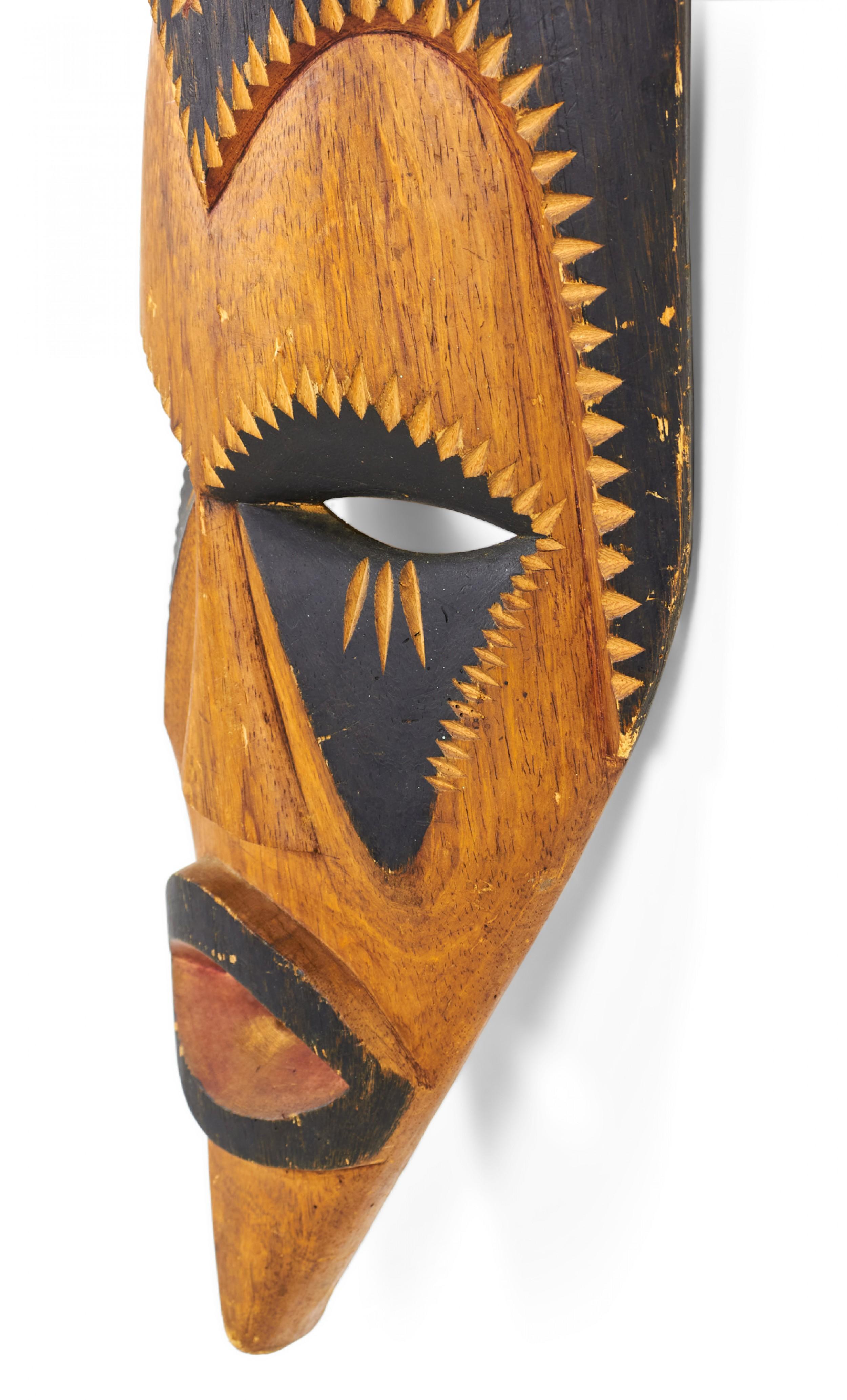 Sculpté Masque en bois allongé sculpté africain namibien Ovambo en vente
