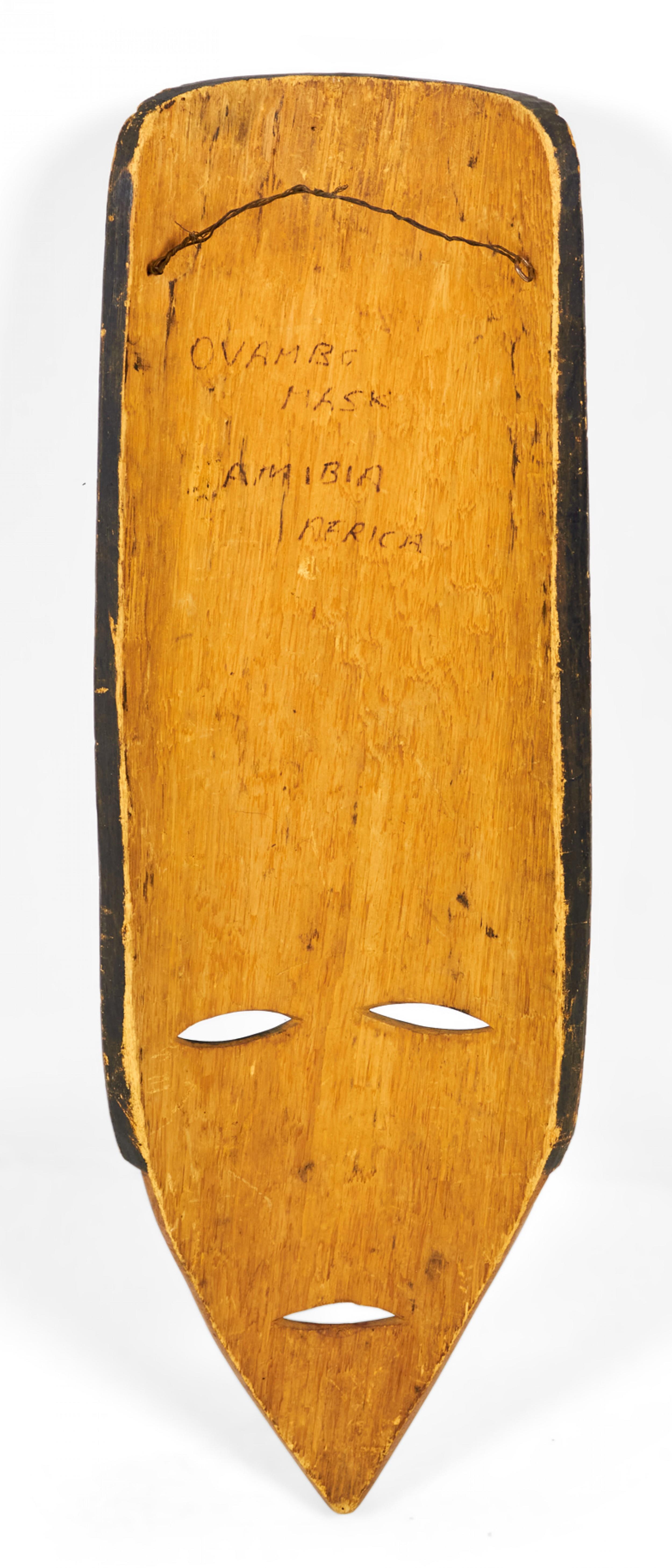 Masque en bois allongé sculpté africain namibien Ovambo Bon état - En vente à Queens, NY