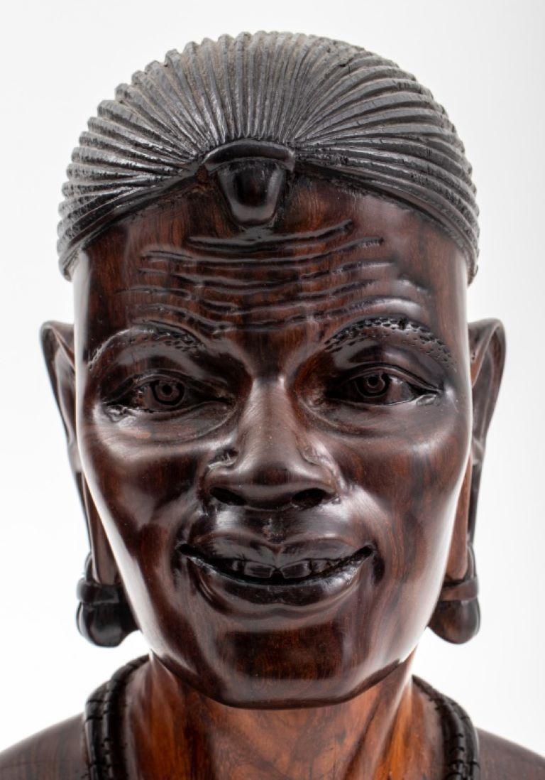 Paire de sculptures africaines, du peuple Ndaaka de la République démocratique du Congo, en bois dur, représentant deux personnages portant des colliers et des boucles d'oreilles, chacune portant des marques incisées 