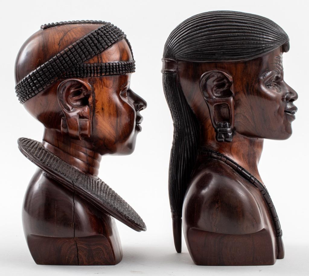 Afrikanische Ndaka-Hartholz geschnitzte Büsten, Paar (20. Jahrhundert) im Angebot