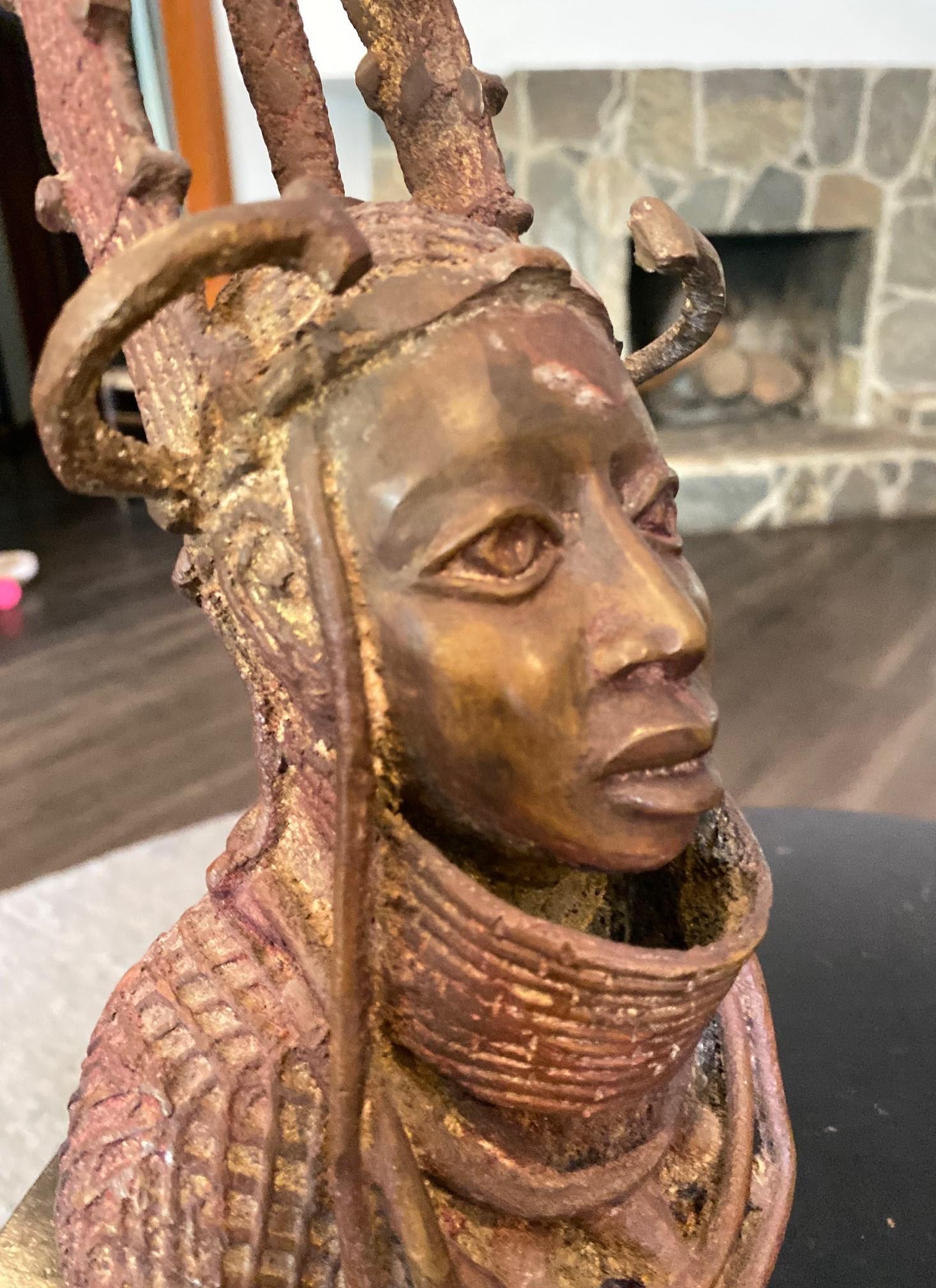 Afrikanische Nigerianer Benin Yoruba Krieger Oba König Bronze Kopf Büste Skulptur im Angebot 7