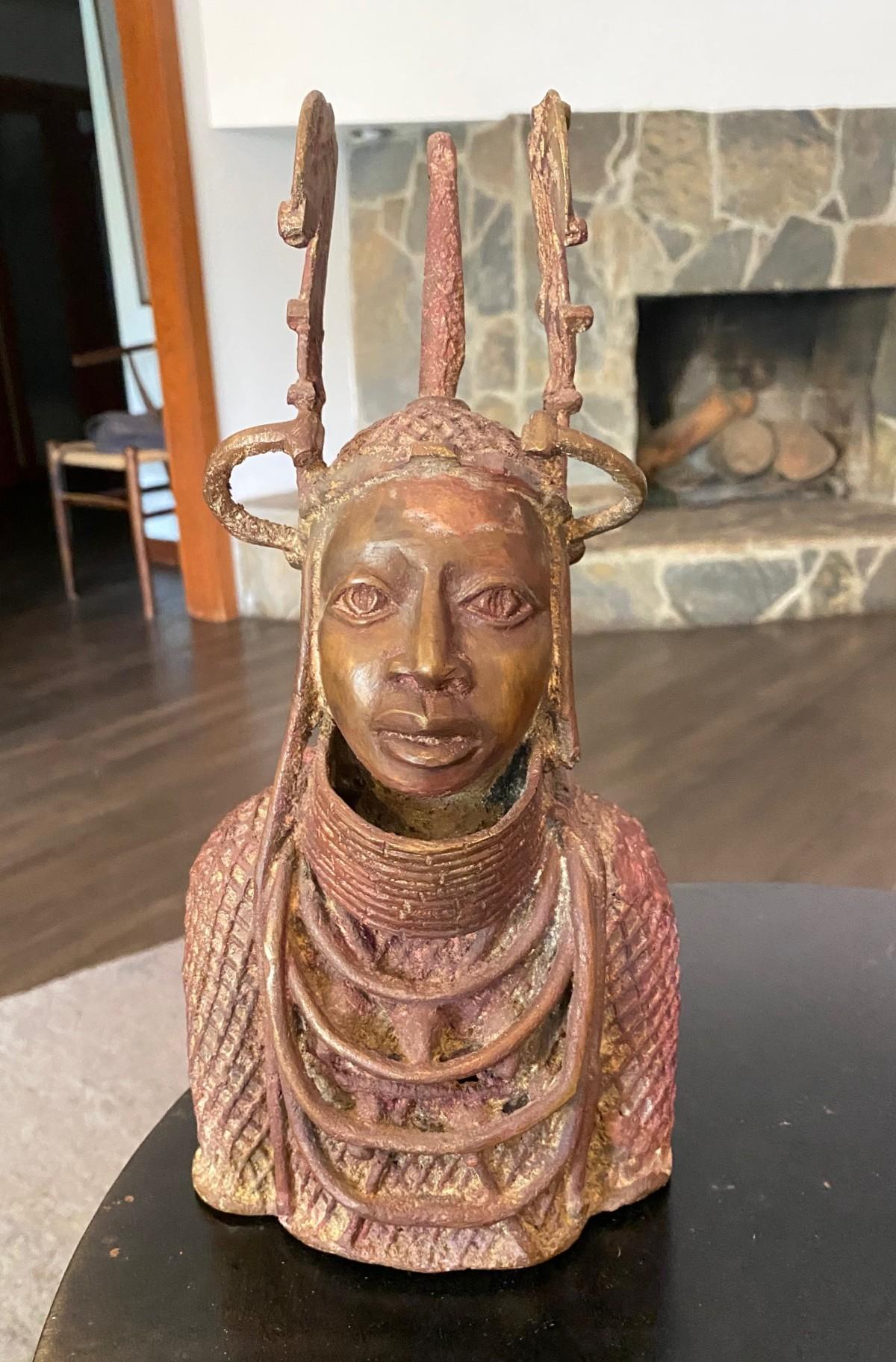 Eine wunderbare Bronzebüste/Kopfskulptur des Benin-Kriegerkönigs Oba, des ersten regierenden Königsvaters des Königreichs Benin (im heutigen Nigeria) aus dem 16. Jahrhundert, das zu den größten historischen Königreichen Afrikas zählte.  Das Werk