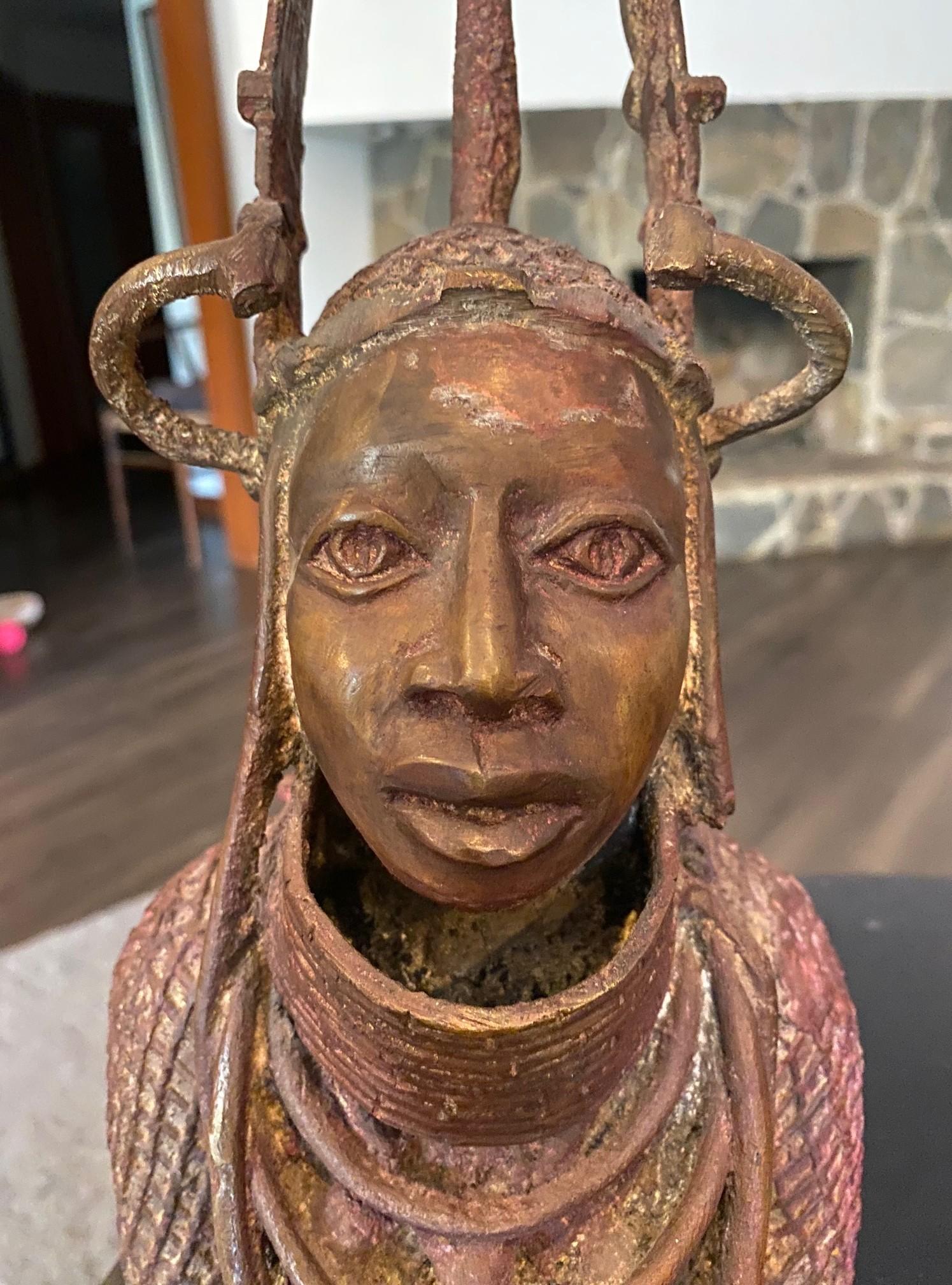 Afrikanische Nigerianer Benin Yoruba Krieger Oba König Bronze Kopf Büste Skulptur (Volkskunst) im Angebot