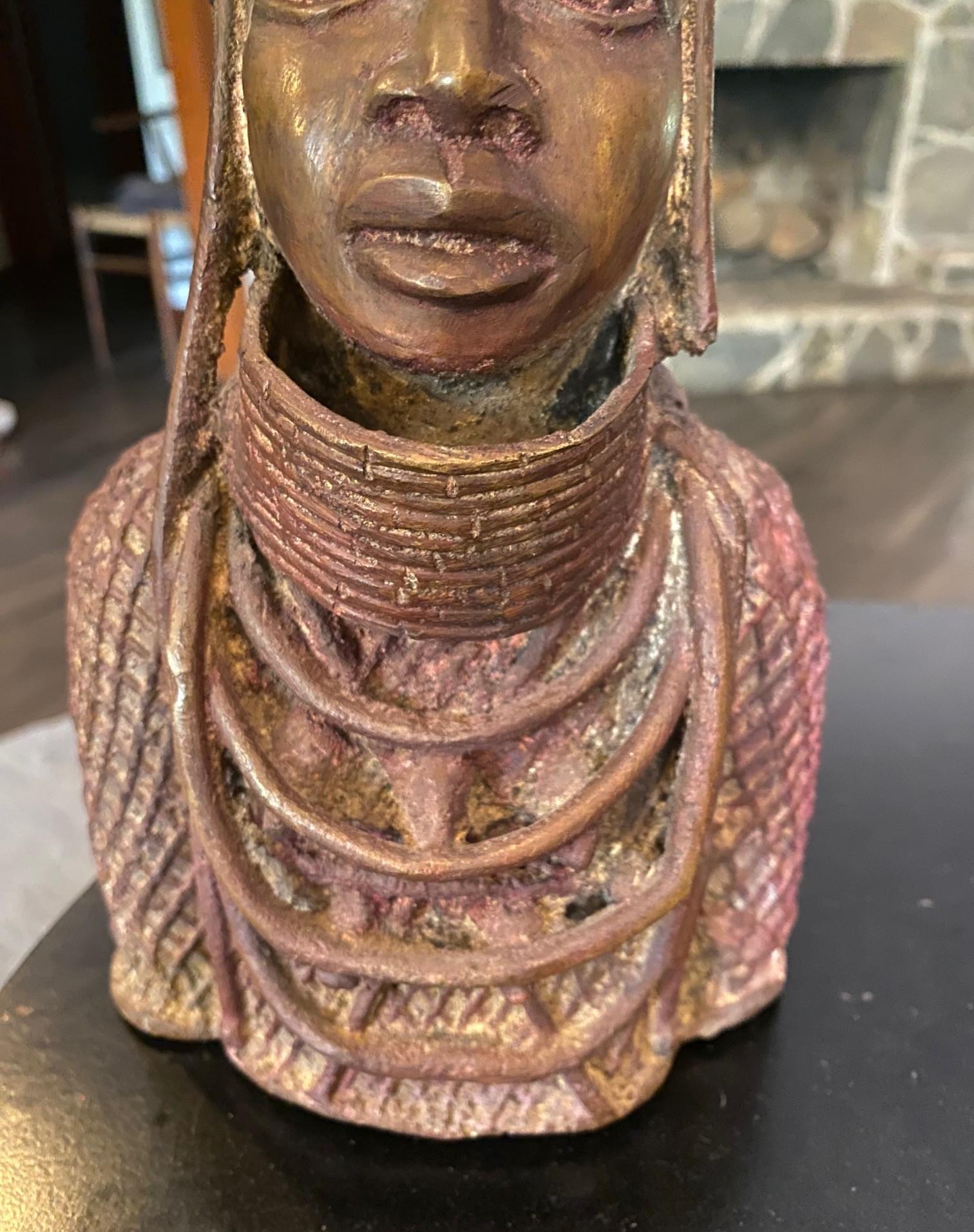 Afrikanische Nigerianer Benin Yoruba Krieger Oba König Bronze Kopf Büste Skulptur (Nigerianisch) im Angebot