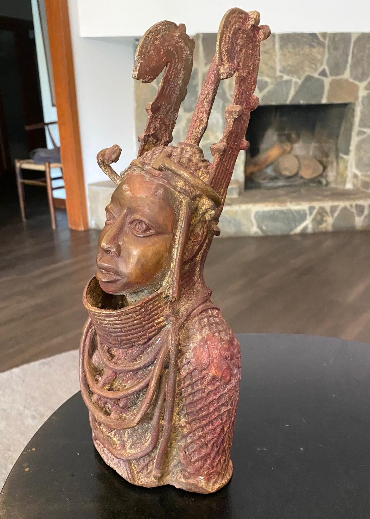 Afrikanische Nigerianer Benin Yoruba Krieger Oba König Bronze Kopf Büste Skulptur im Zustand „Gut“ im Angebot in Studio City, CA