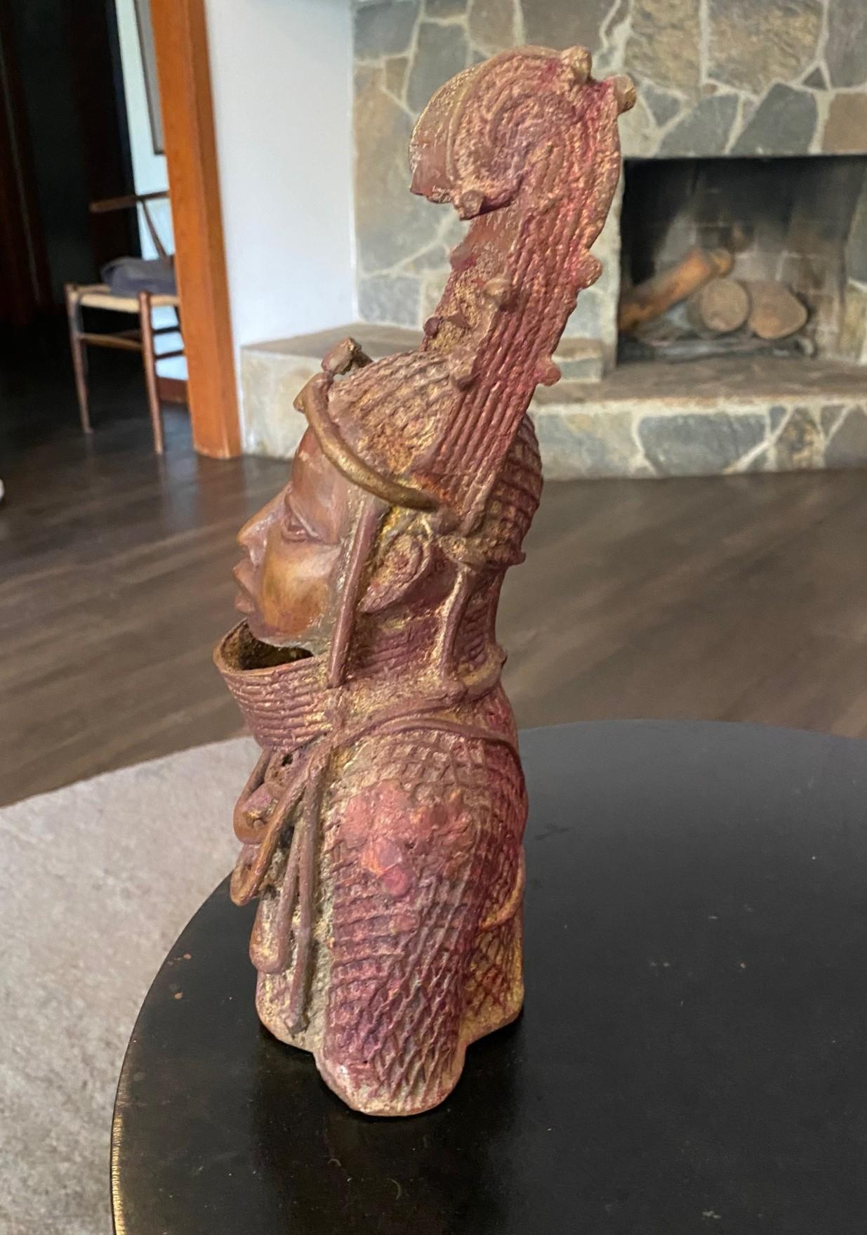 Afrikanische Nigerianer Benin Yoruba Krieger Oba König Bronze Kopf Büste Skulptur (20. Jahrhundert) im Angebot