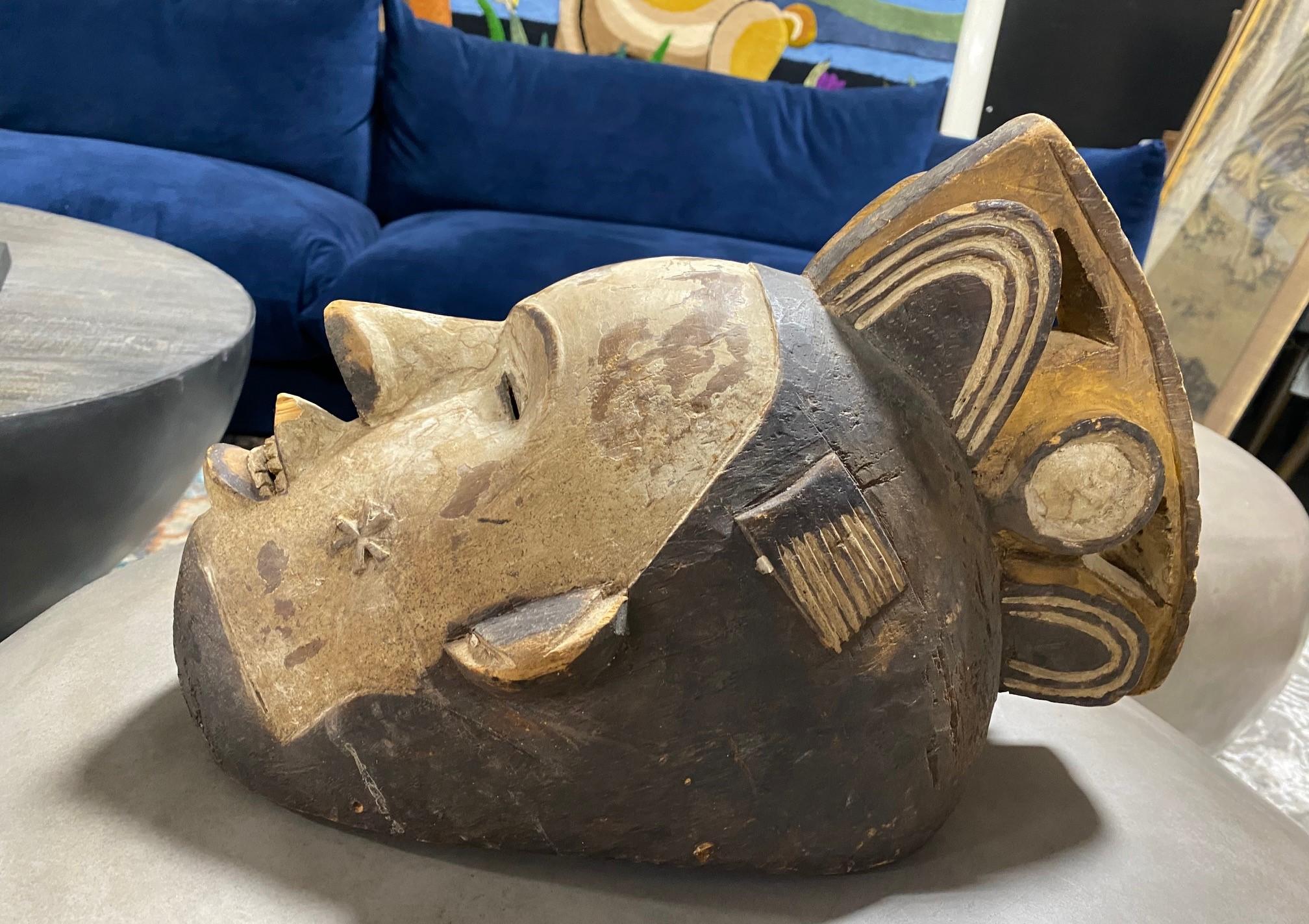 Escultura de Máscara de Espíritu Doncella Africana Nigeriana Igbo Tallada en Madera en venta 5