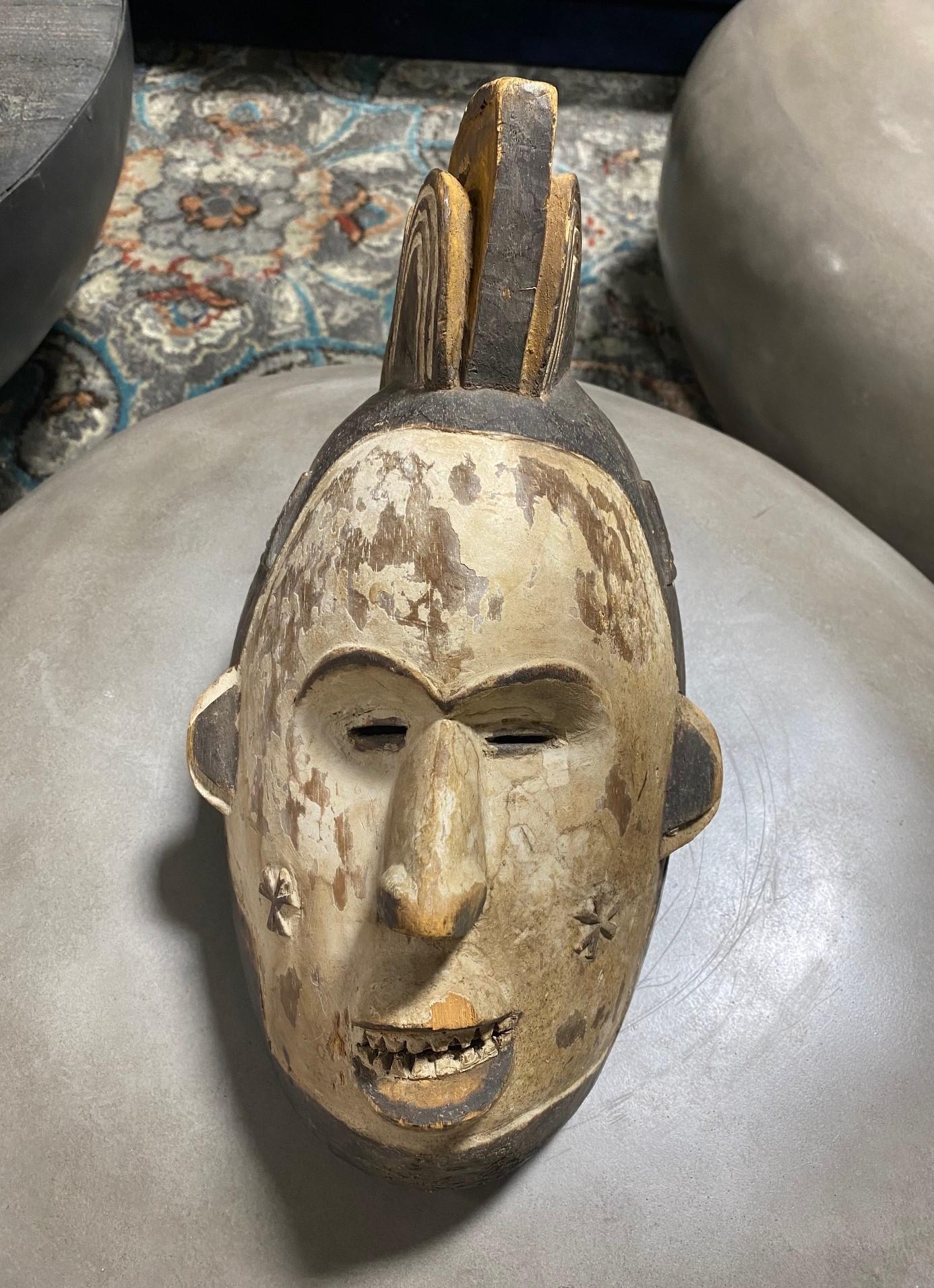 Eine fein geschnitzte Maske aus den frühen bis mittleren 1900er Jahren vom Volk der Igo im Südosten Nigerias. 

Agbogho oder 