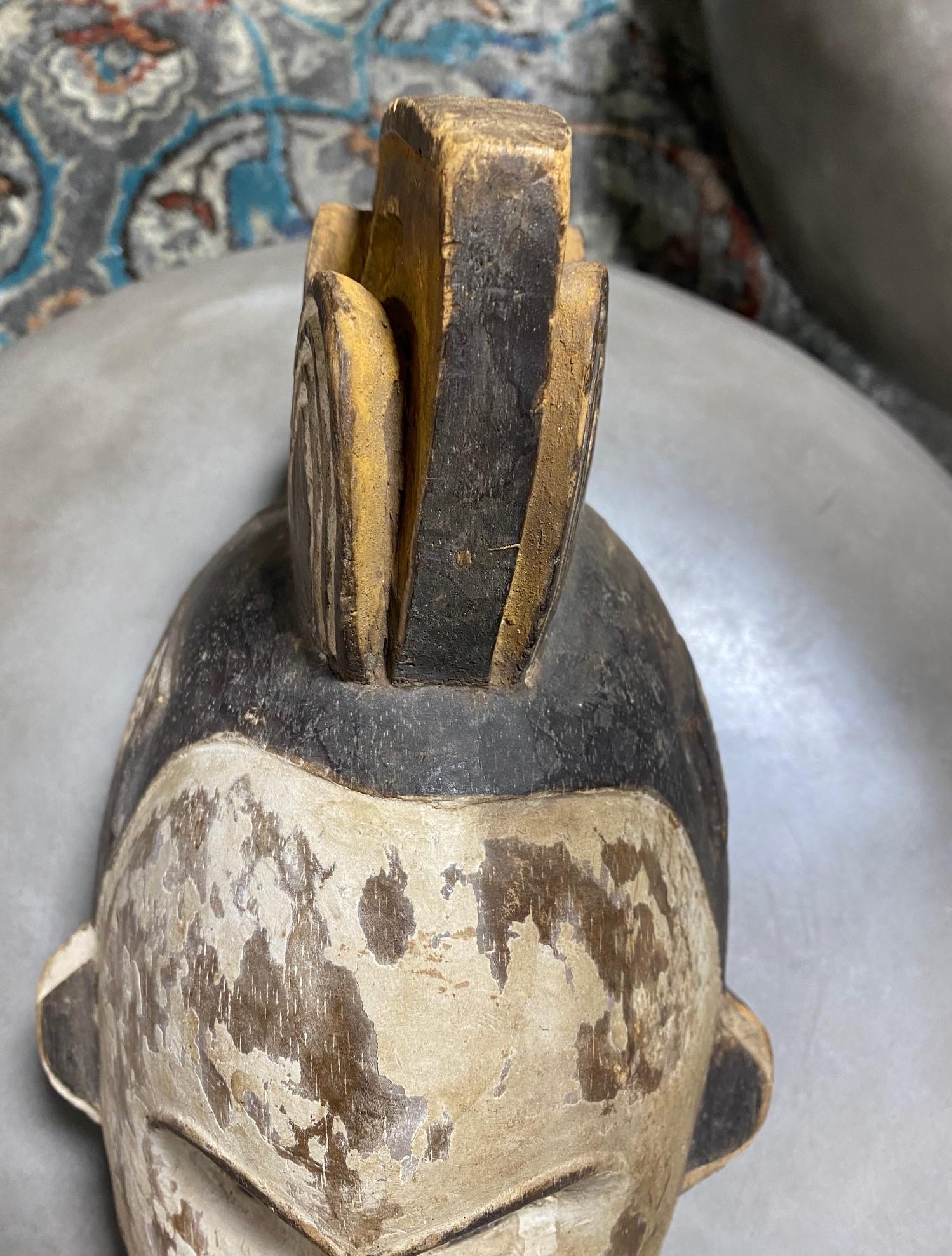 Escultura de Máscara de Espíritu Doncella Africana Nigeriana Igbo Tallada en Madera en venta 2