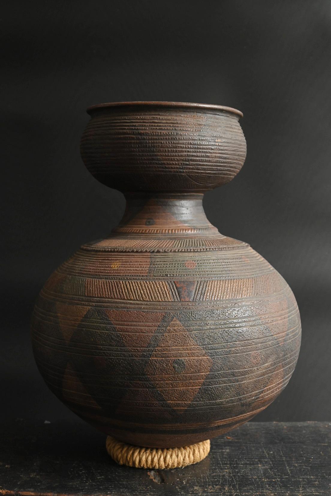 Other African Nupe terracotta pot / 20th century/Geometric decorative ceramic For Sale