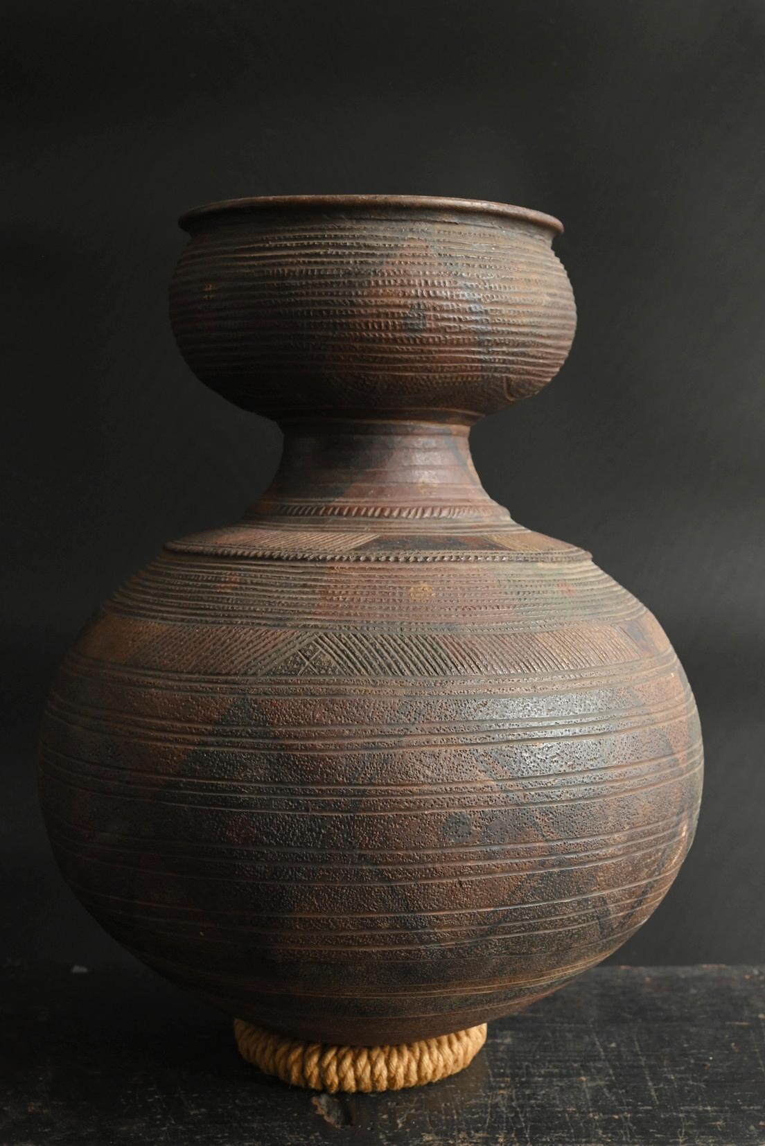 Hand-Crafted African Nupe terracotta pot / 20th century/Geometric decorative ceramic For Sale
