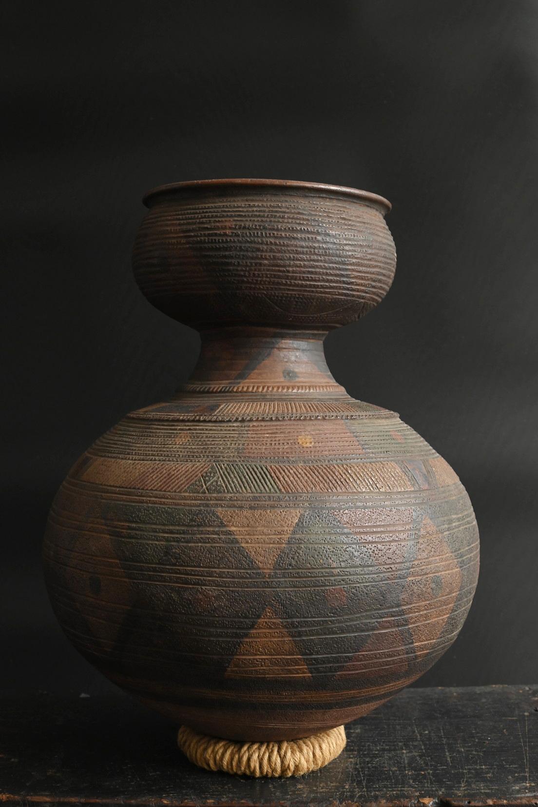 Pottery African Nupe terracotta pot / 20th century/Geometric decorative ceramic For Sale