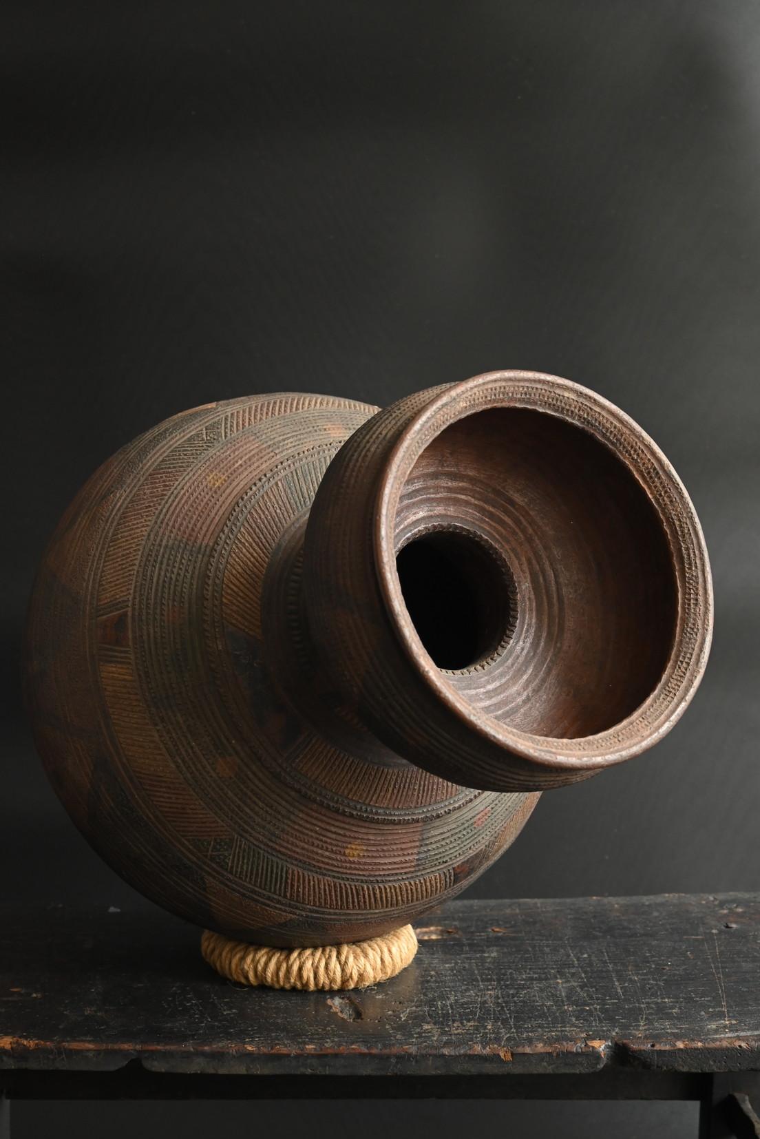 African Nupe terracotta pot / 20th century/Geometric decorative ceramic For Sale 1