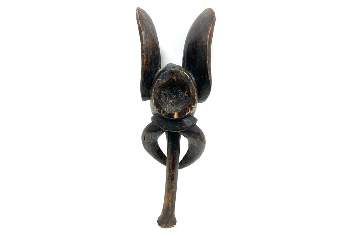 Un masque d'éléphant habilement sculpté, souvent appelé à tort masque alors qu'il est en fait porté sur le dessus de la tête dans les danses des sociétés secrètes par les proches du roi. Sculpture d'une seule pièce au design stylisé et fin, avec un