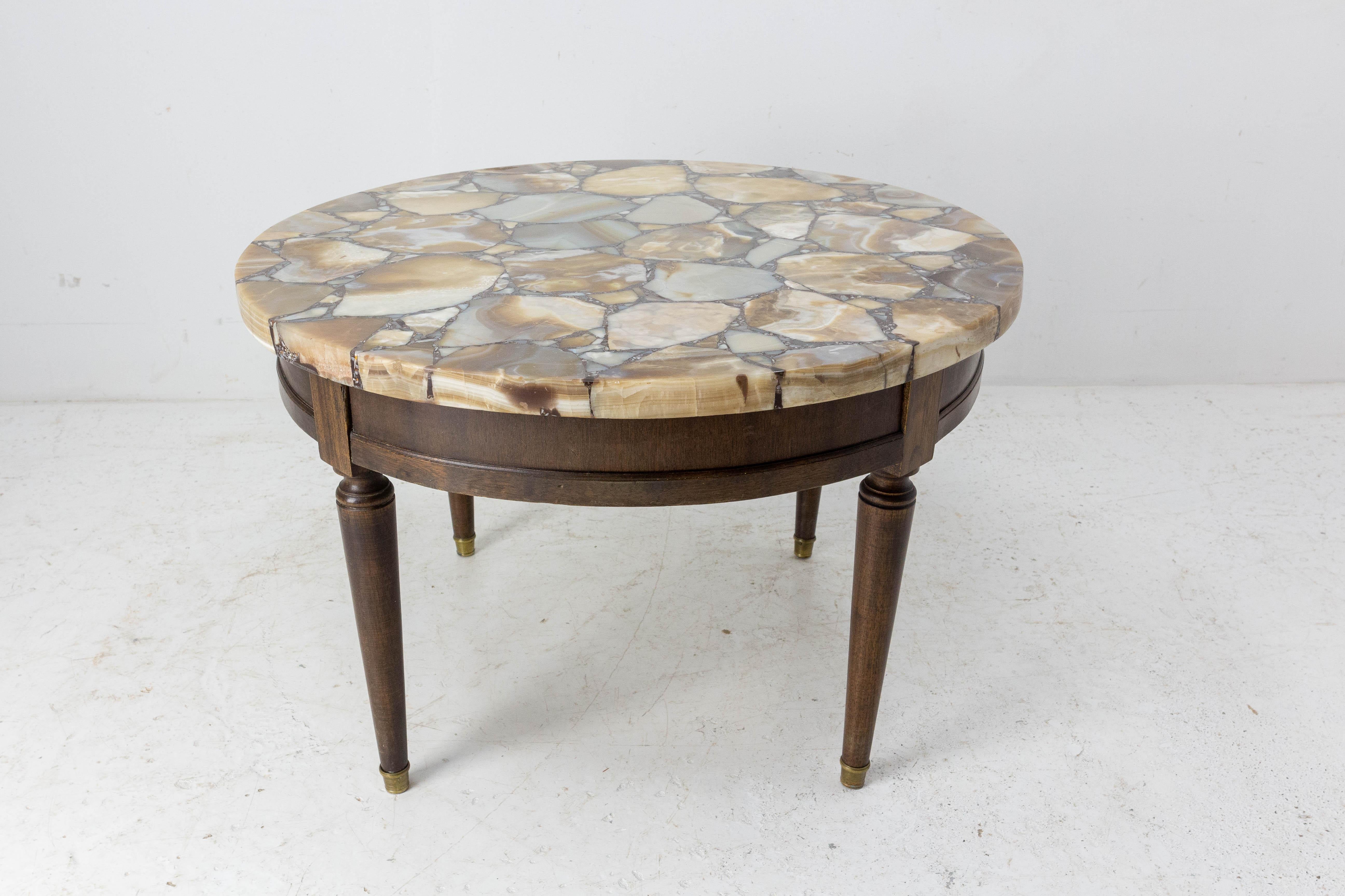Mid-century onyx coffee table, made in France with african onyx (Madagascar) and wood
Made circa 1960 in the Louis XVI style
Can also be used as side table or end table
Good condition.

Shipping:
D70 H45 33 Kg