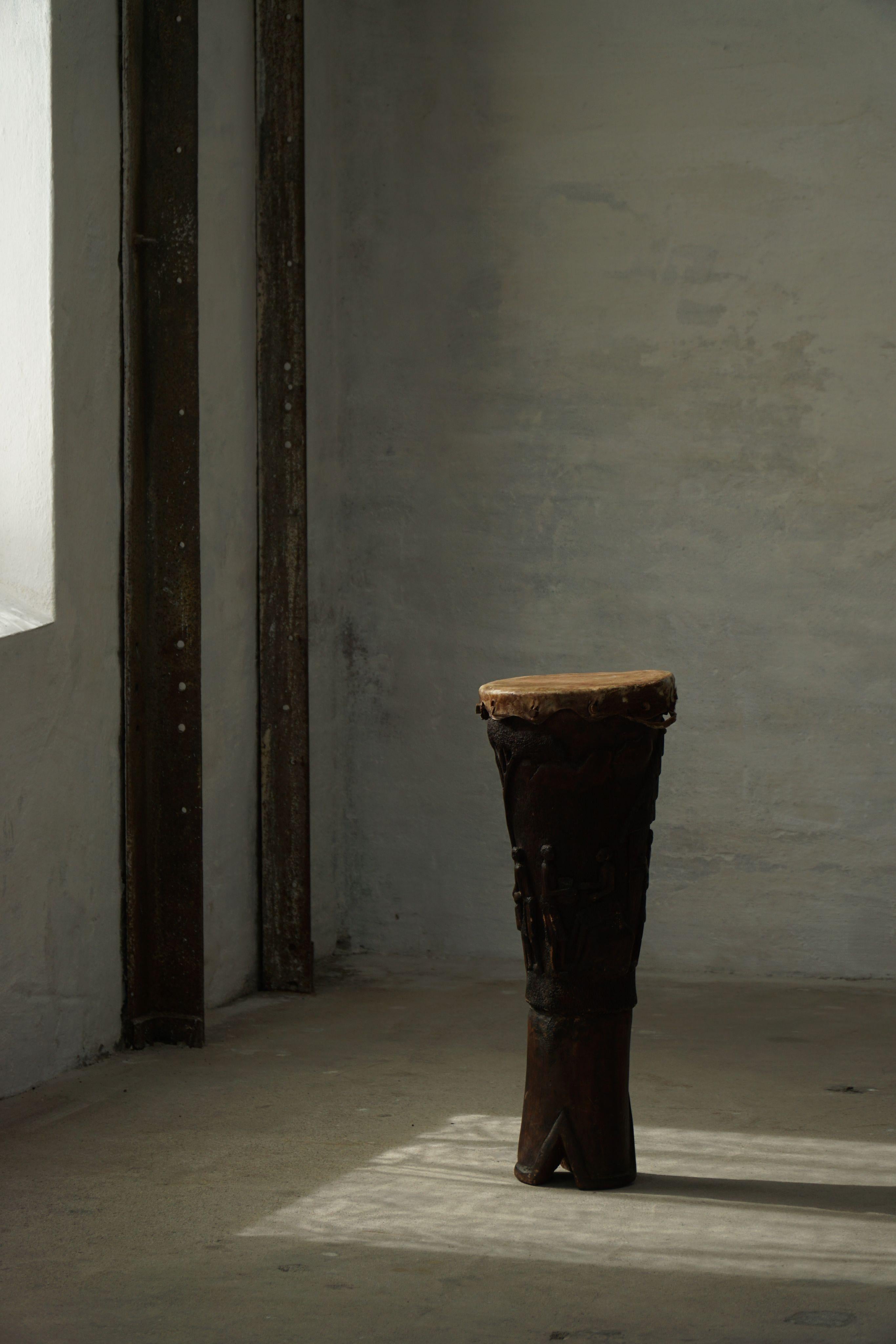 African Organic Wooden Carved Sculpture/Drum, 20th Century In Good Condition For Sale In Odense, DK