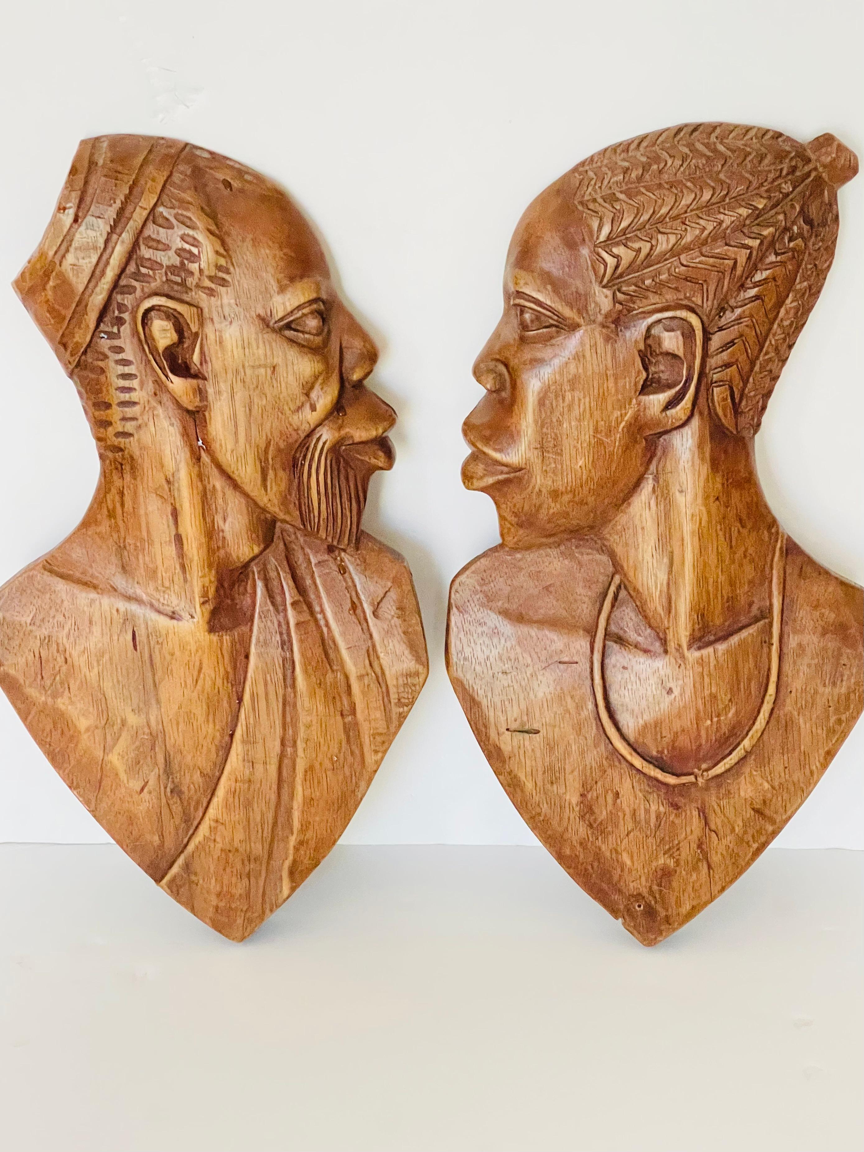 Vintage handgeschnitzte Holz-Wandskulpturen - ein Paar afrikanische Basteleien.