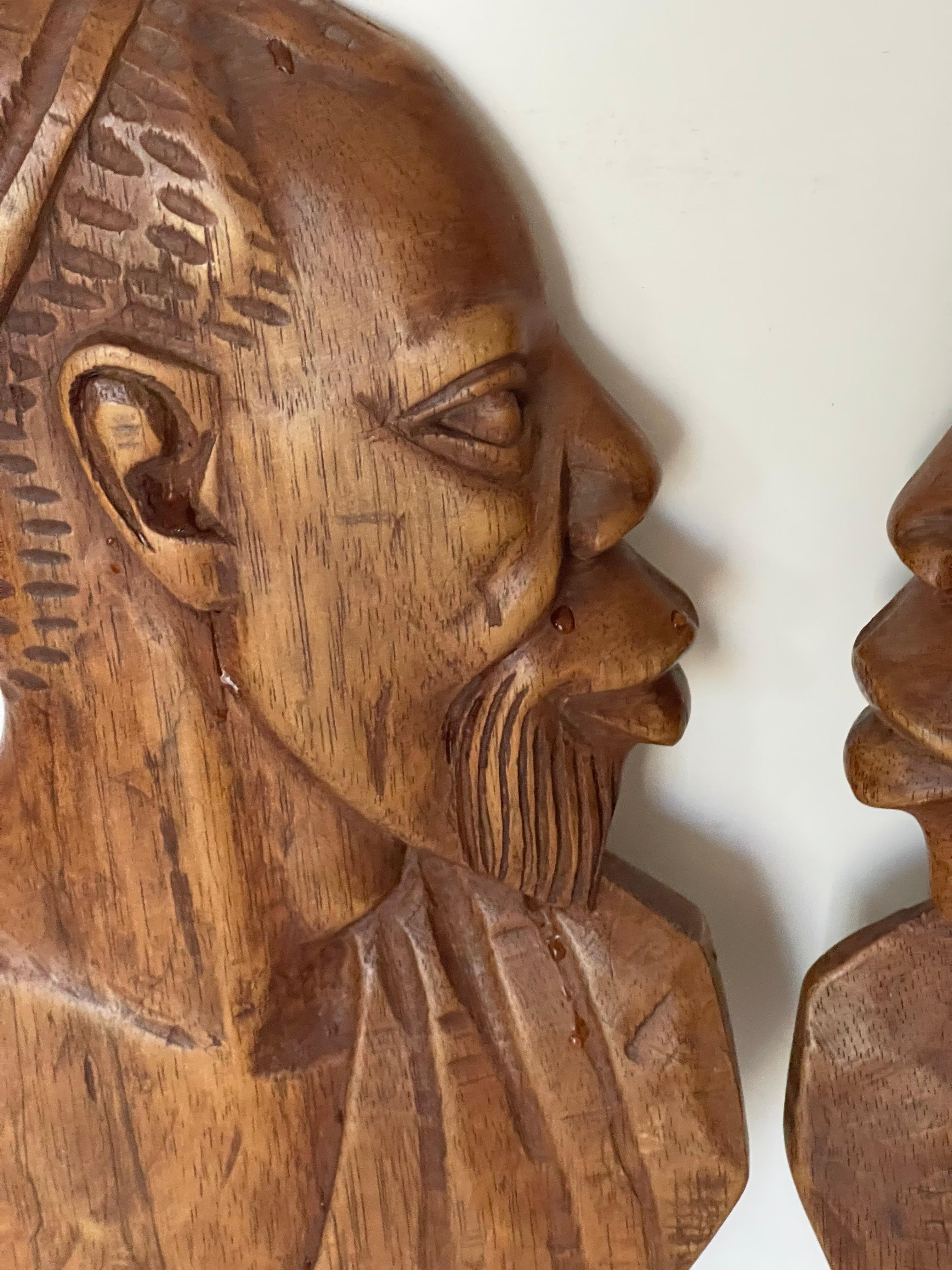 Coppia africana di sculture da parete in legno a bassorilievo In condizioni buone in vendita a Boca Raton, FL