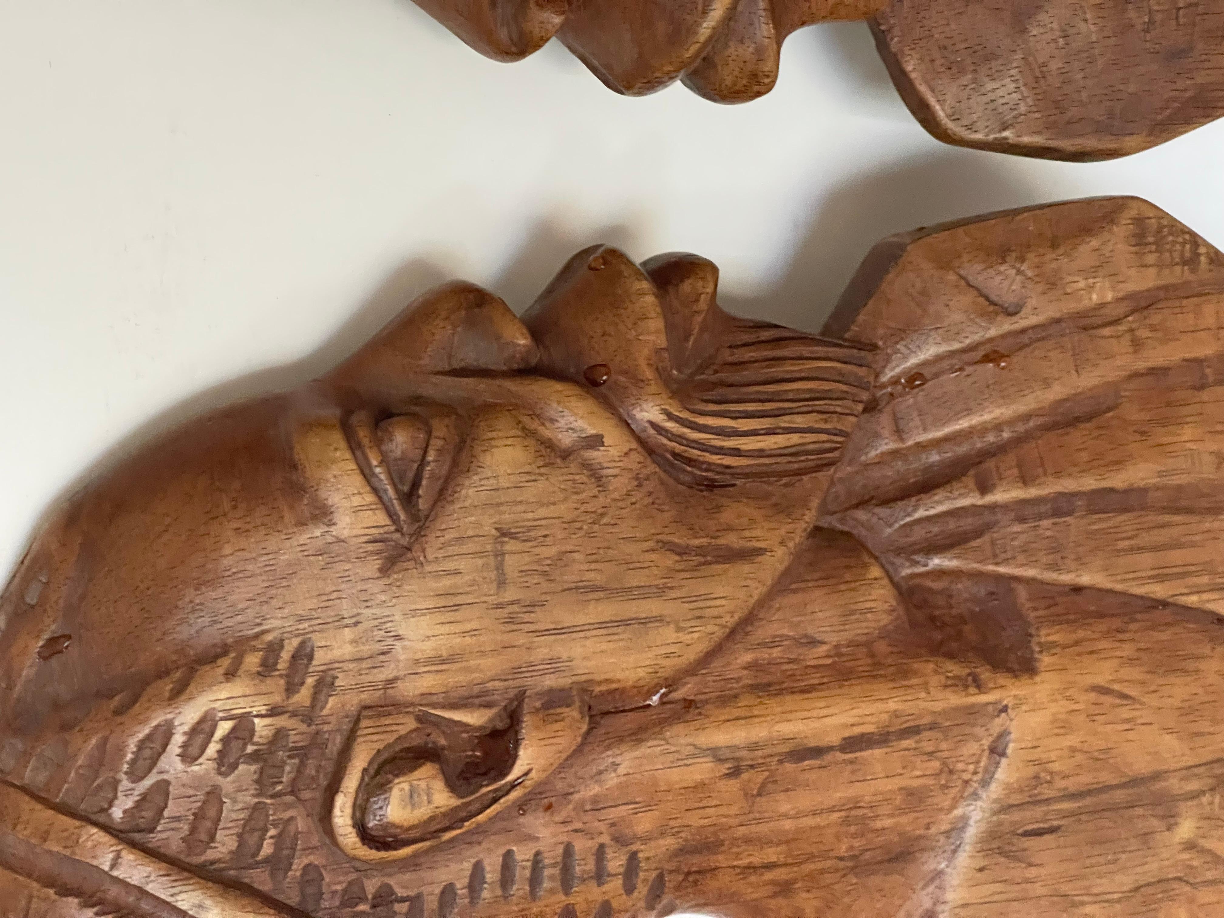 Afrikanisches Paar Basrelief Wand Wood Skulpturen im Zustand „Gut“ im Angebot in Boca Raton, FL