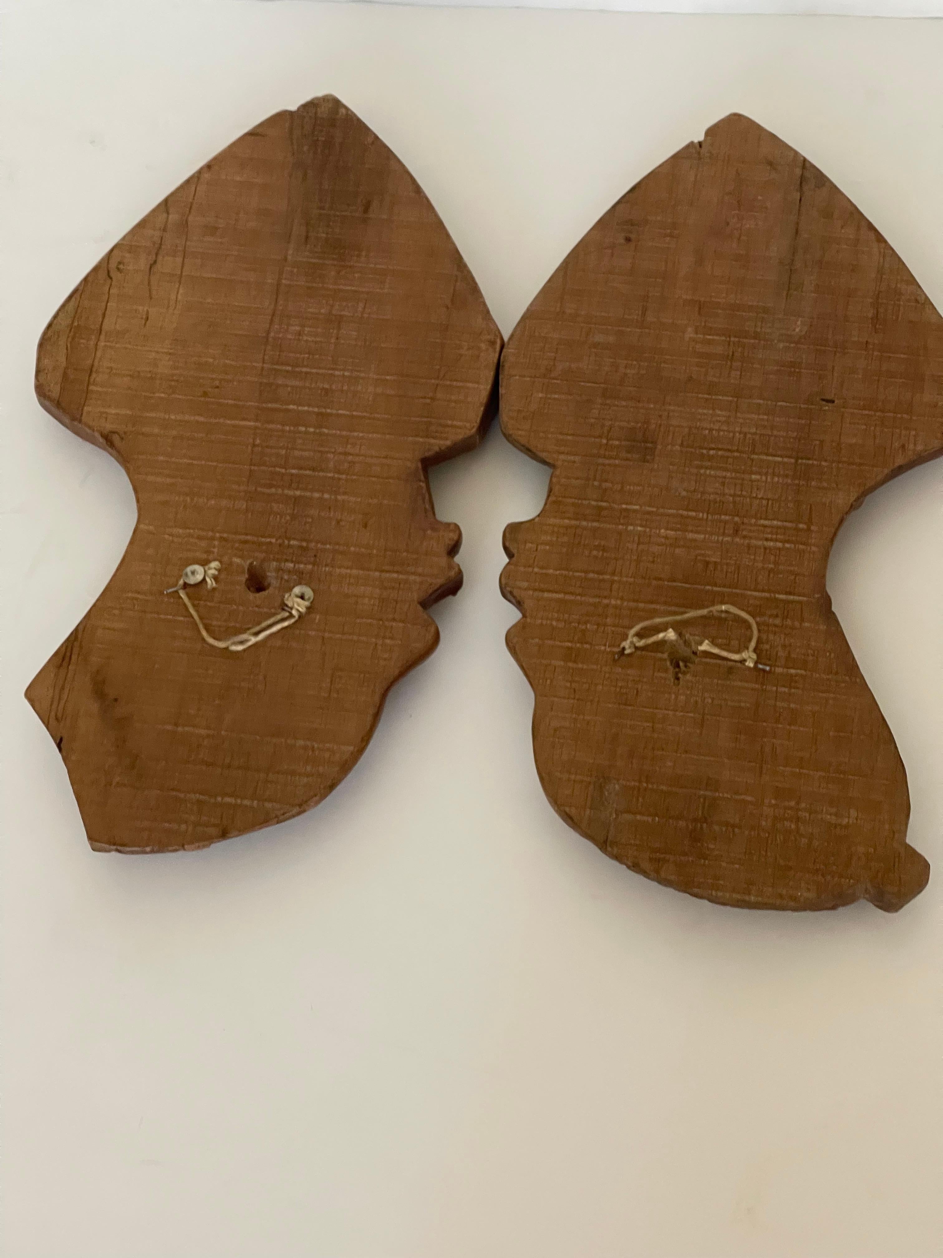 Metà XX secolo Coppia africana di sculture da parete in legno a bassorilievo in vendita