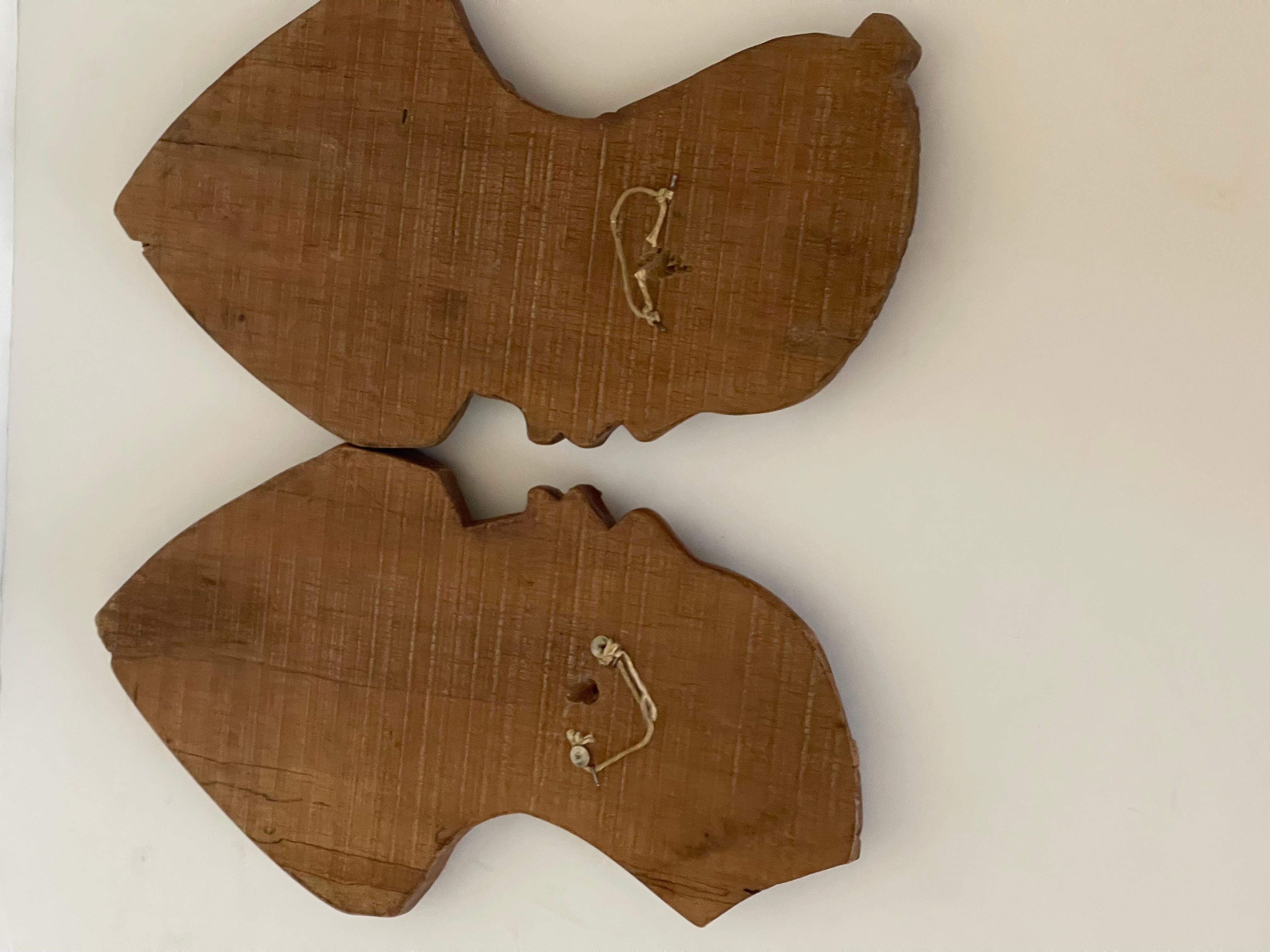 Afrikanisches Paar Basrelief Wand Wood Skulpturen (Mitte des 20. Jahrhunderts) im Angebot
